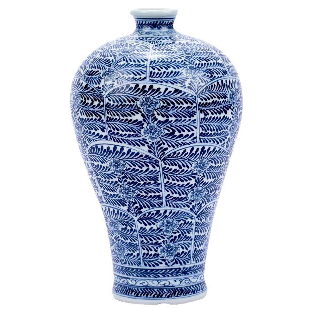 Vase en porcelaine prune fleurie bleue et blanche