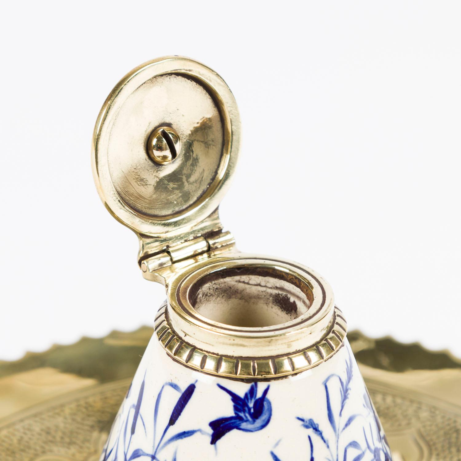 Blue & white ceramic inkwell with circular brass stand For Sale 2