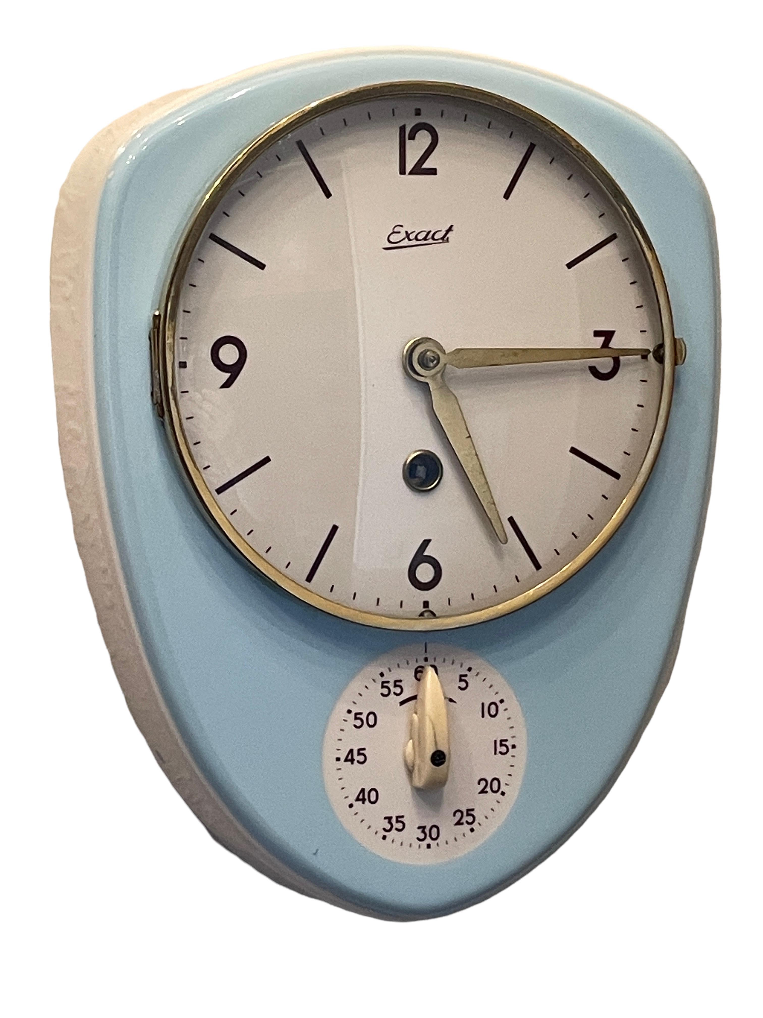 Atemberaubende original wichtige blau glasierte Keramik Küchenuhr entworfen und hergestellt von Exact, Deutschland, 1950er Jahre. Diese originelle alte Uhr ist eine bekannte Designikone, die in vielen wichtigen Büchern und Katalogen abgebildet ist.