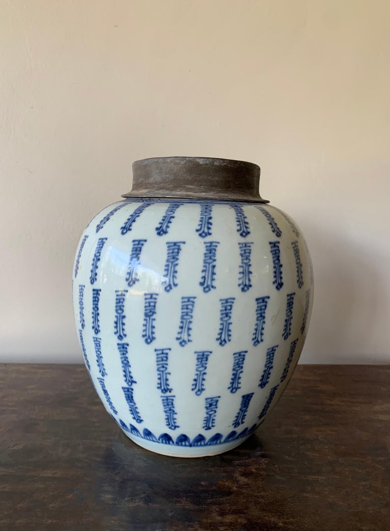 This is a blue & white Chinese ceramic ginger jar with calligraphy dating to the early 20th century 

Dimensions: Height 21.5cm diameter 18cm.

  