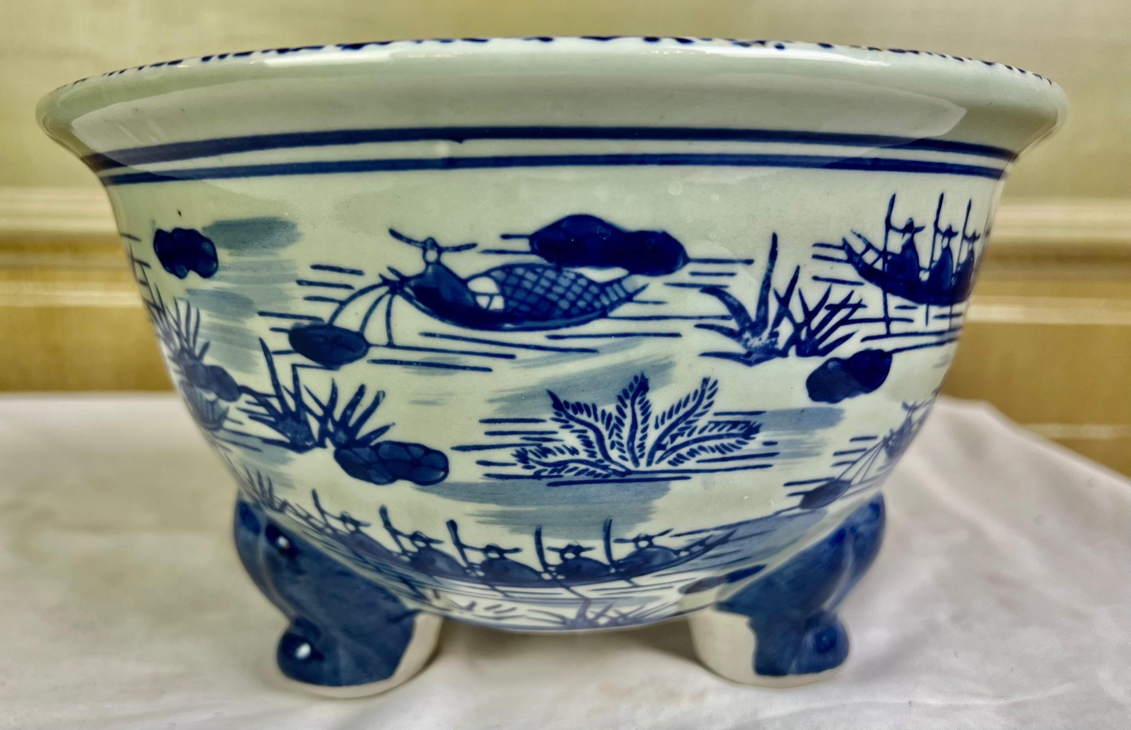 Charmant pot à orchidées en porcelaine d'exportation chinoise bleu et blanc.  