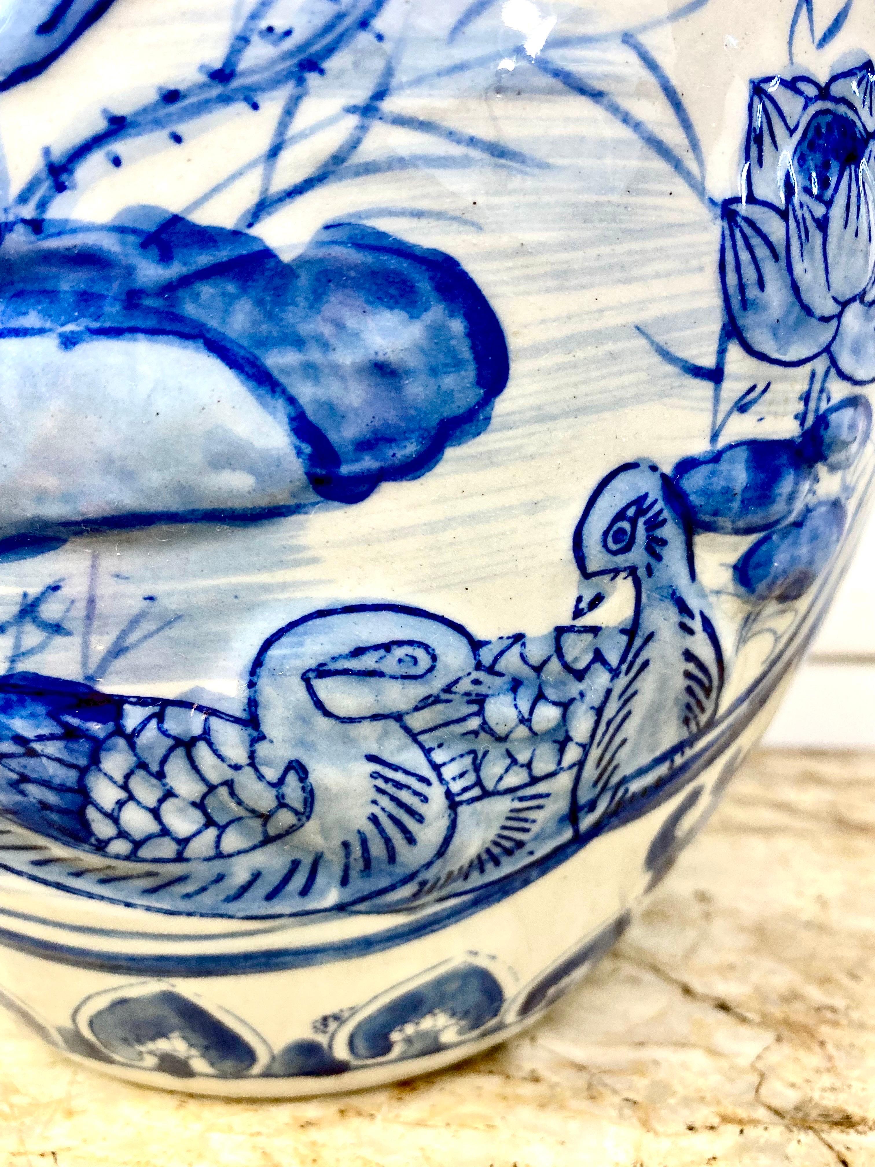 Blau-weiße chinesische Porzellanvase mit Lotusblumen verziert im Angebot 3