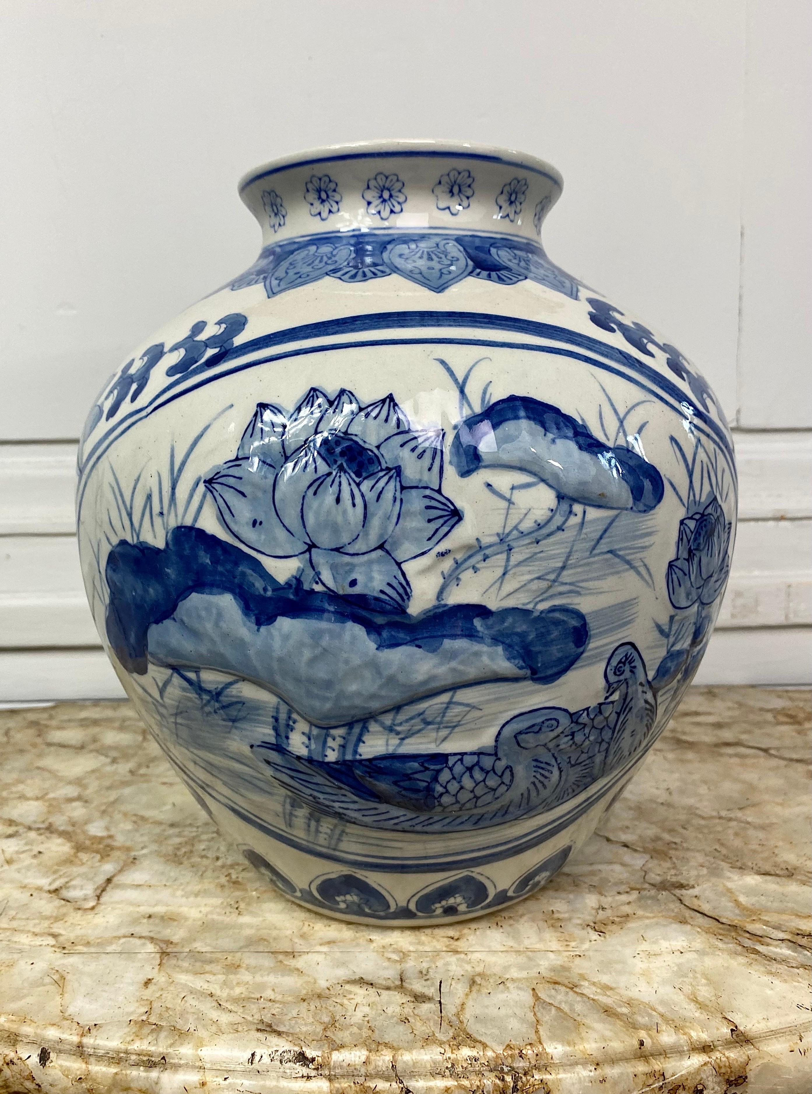 Blau-weiße chinesische Porzellanvase mit Lotusblumen verziert im Angebot 4