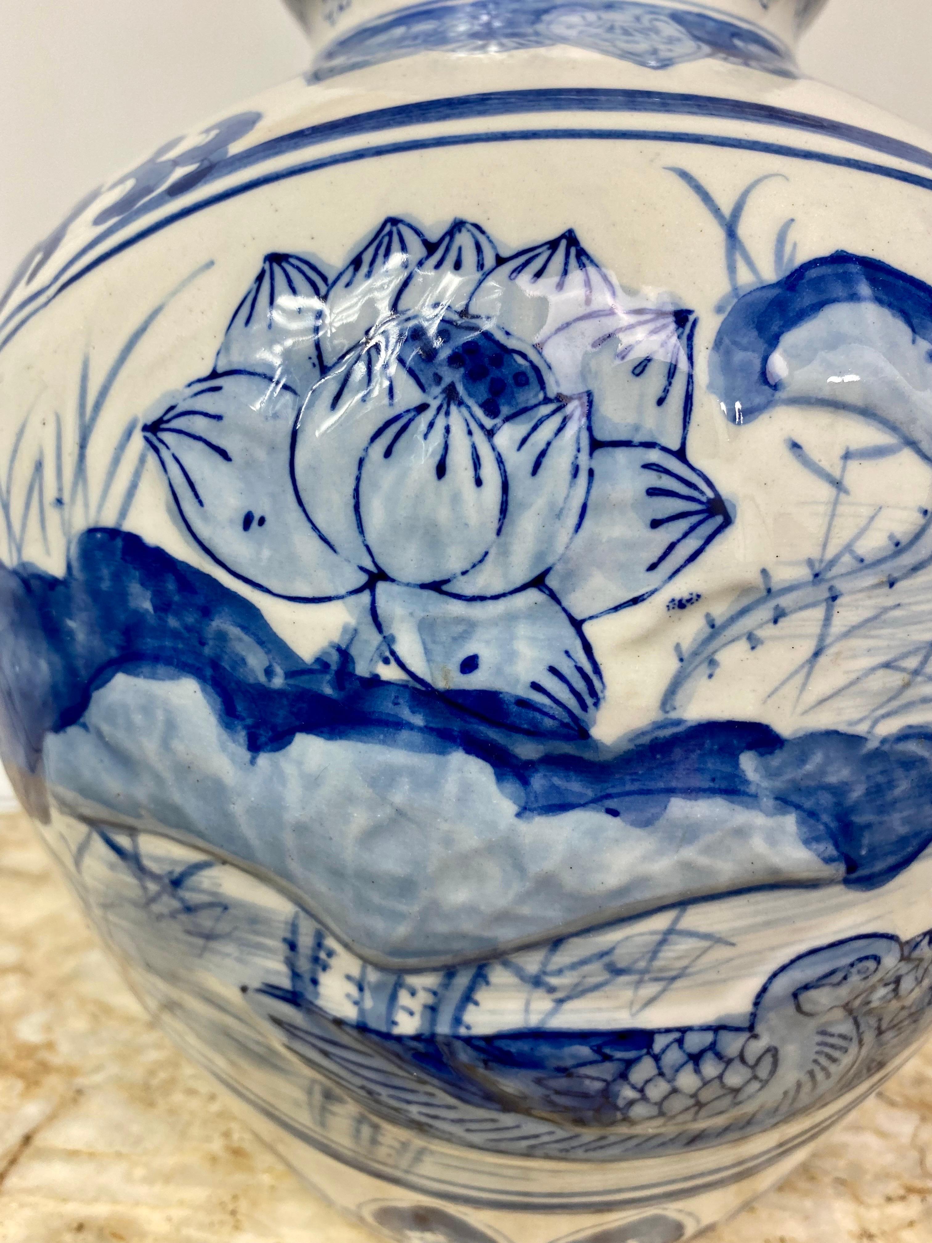 Eiförmiges blau-weißes Porzellangefäß mit Enten- und Lotusblumenmotiv.
China republikanische Zeit