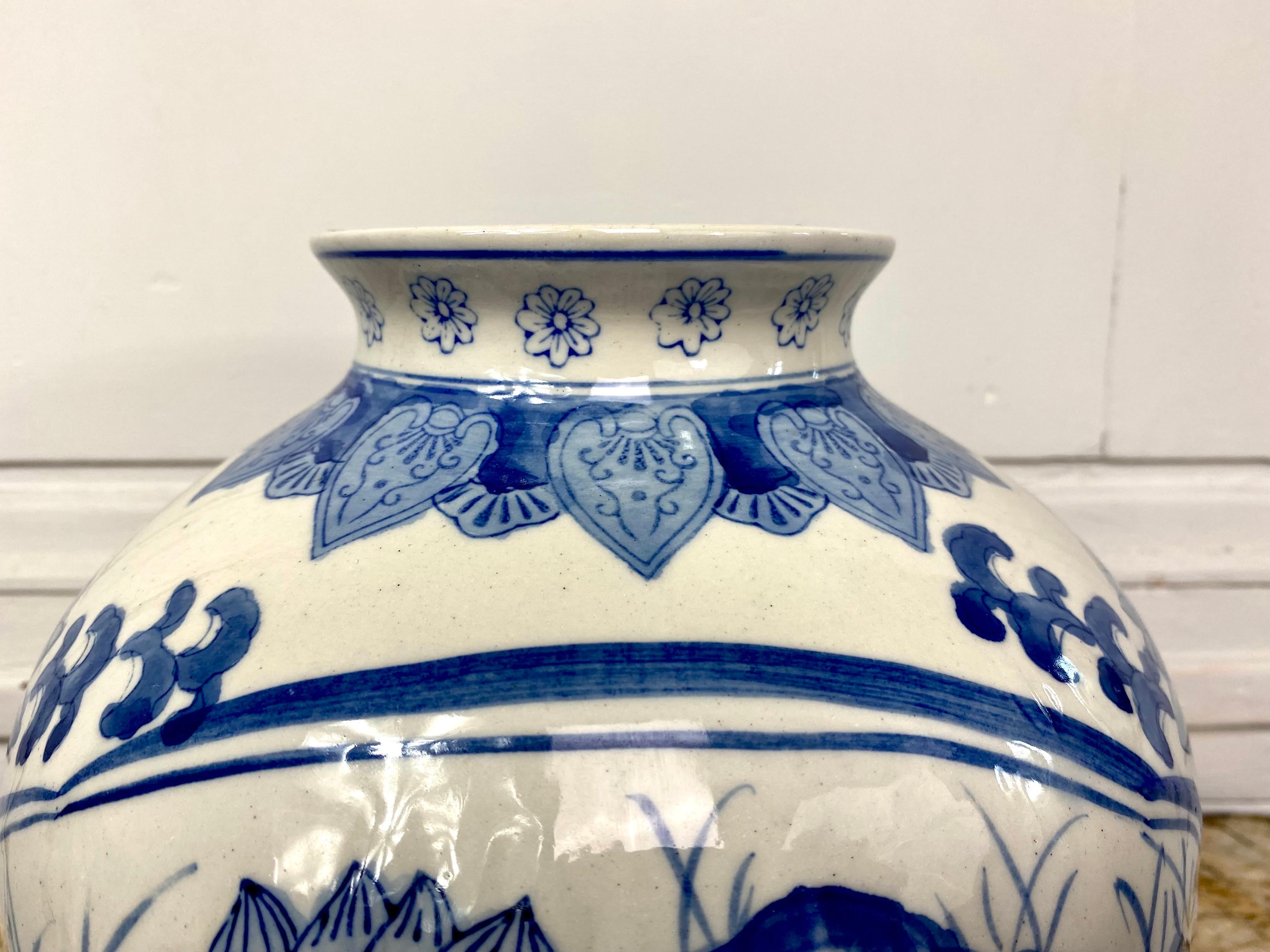 Blau-weiße chinesische Porzellanvase mit Lotusblumen verziert (Chinoiserie) im Angebot