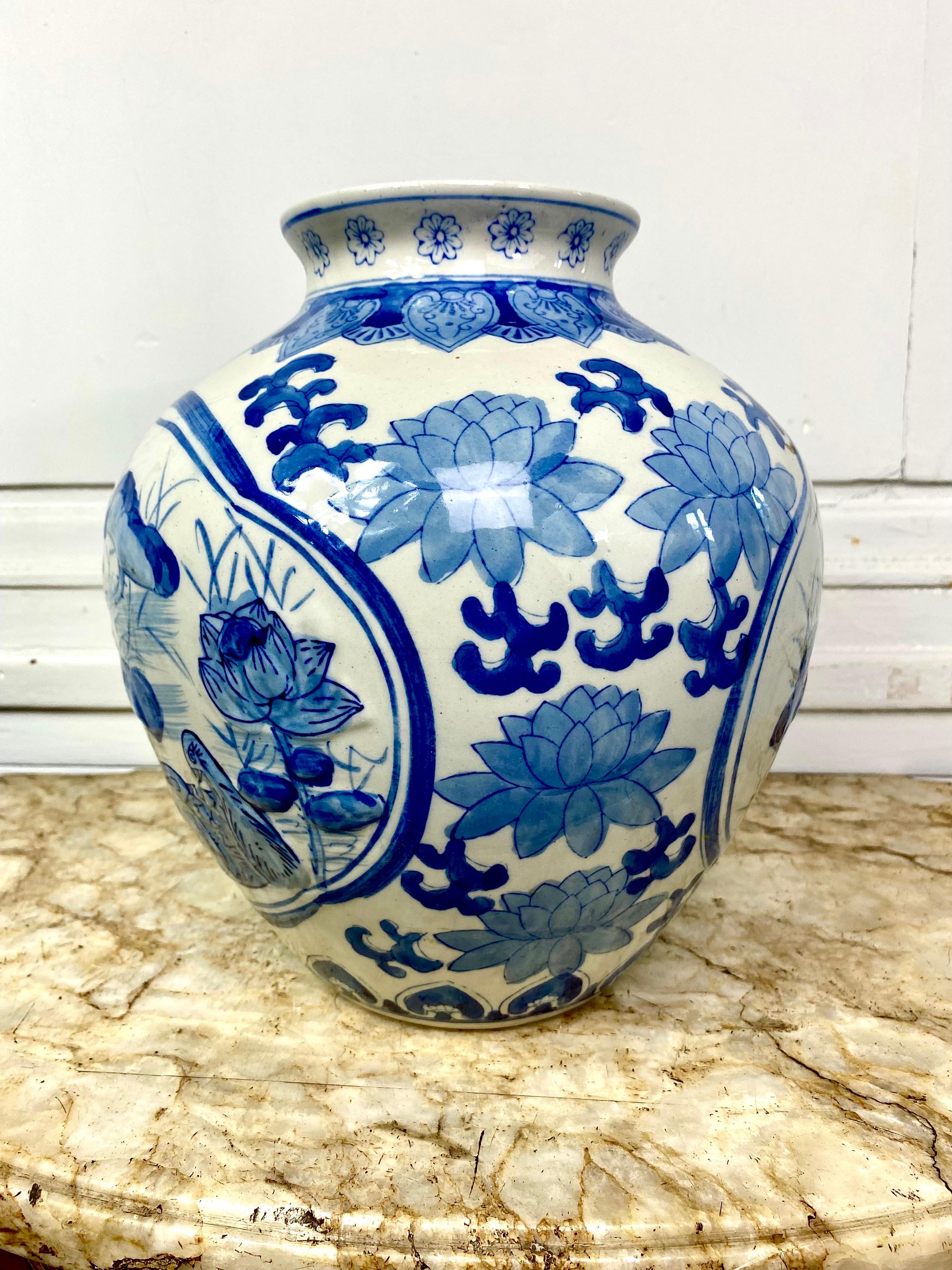 Blau-weiße chinesische Porzellanvase mit Lotusblumen verziert (Handbemalt) im Angebot