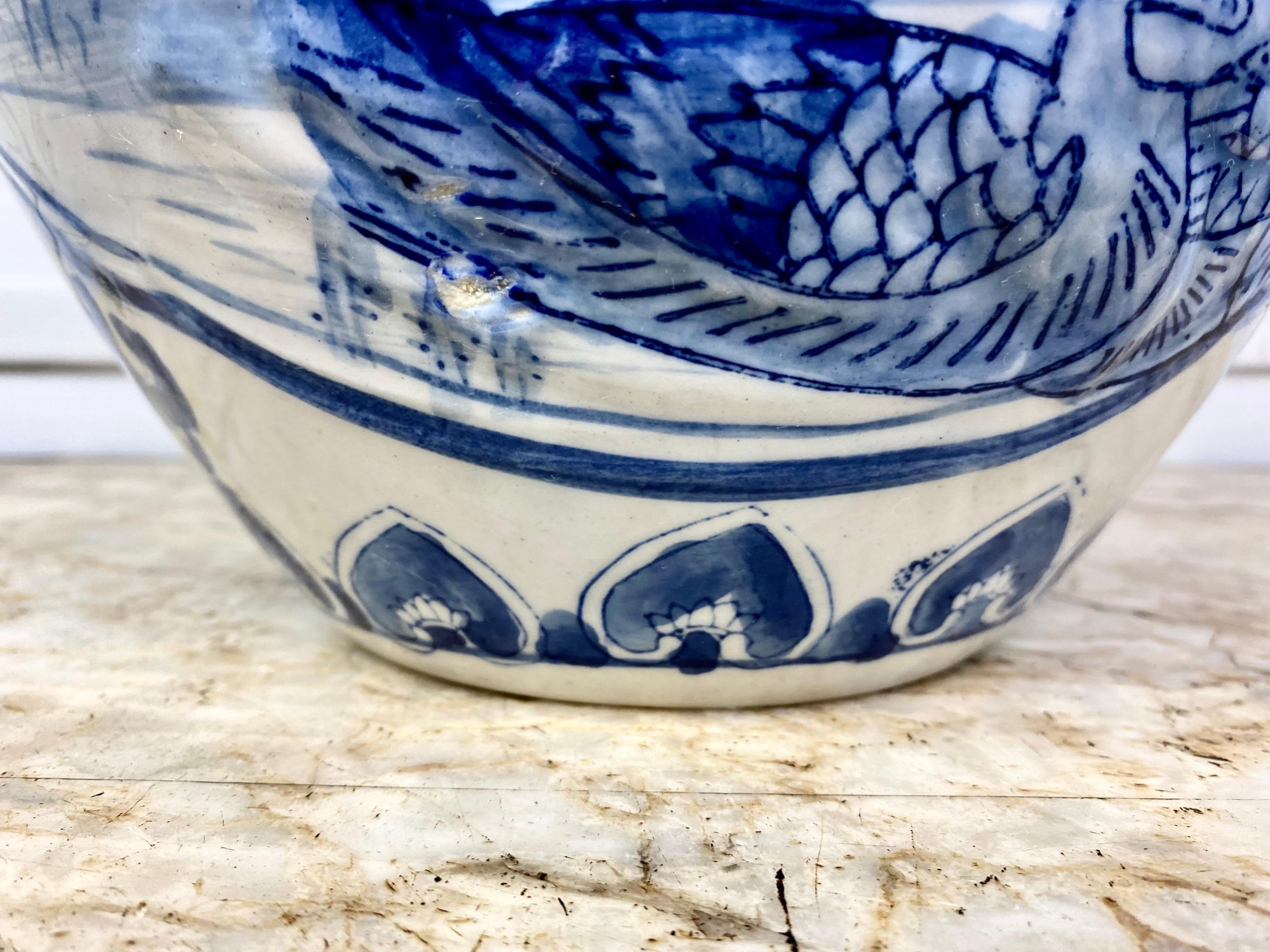 Blau-weiße chinesische Porzellanvase mit Lotusblumen verziert (20. Jahrhundert) im Angebot