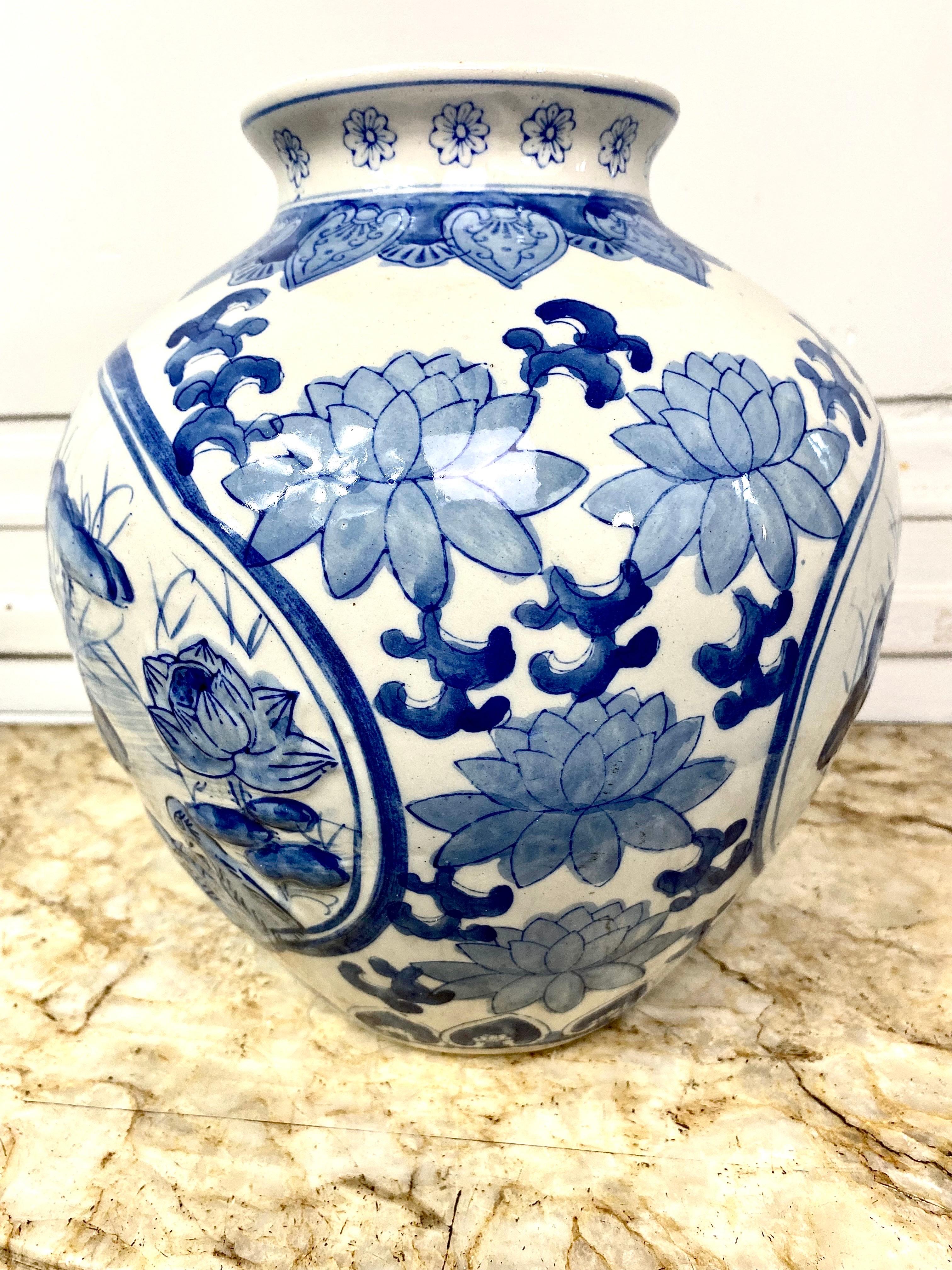 Blau-weiße chinesische Porzellanvase mit Lotusblumen verziert im Angebot 1