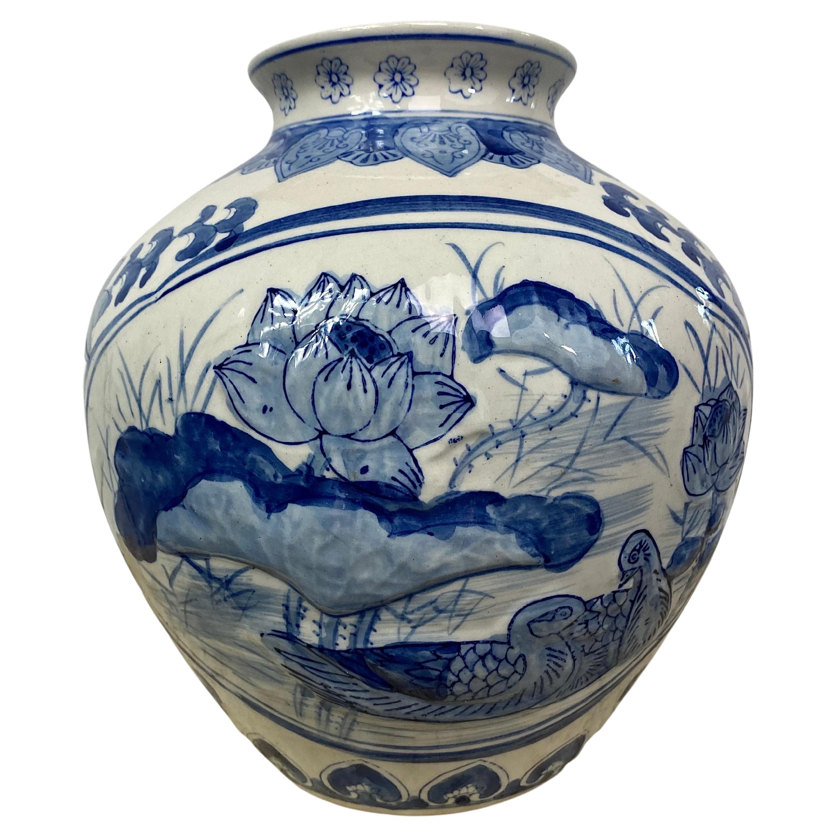 Blau-weiße chinesische Porzellanvase mit Lotusblumen verziert im Angebot