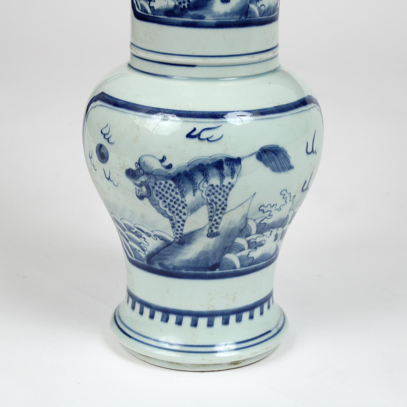 Blue and White Chinese Porcelain Vases In Good Condition In Los Angeles, CA