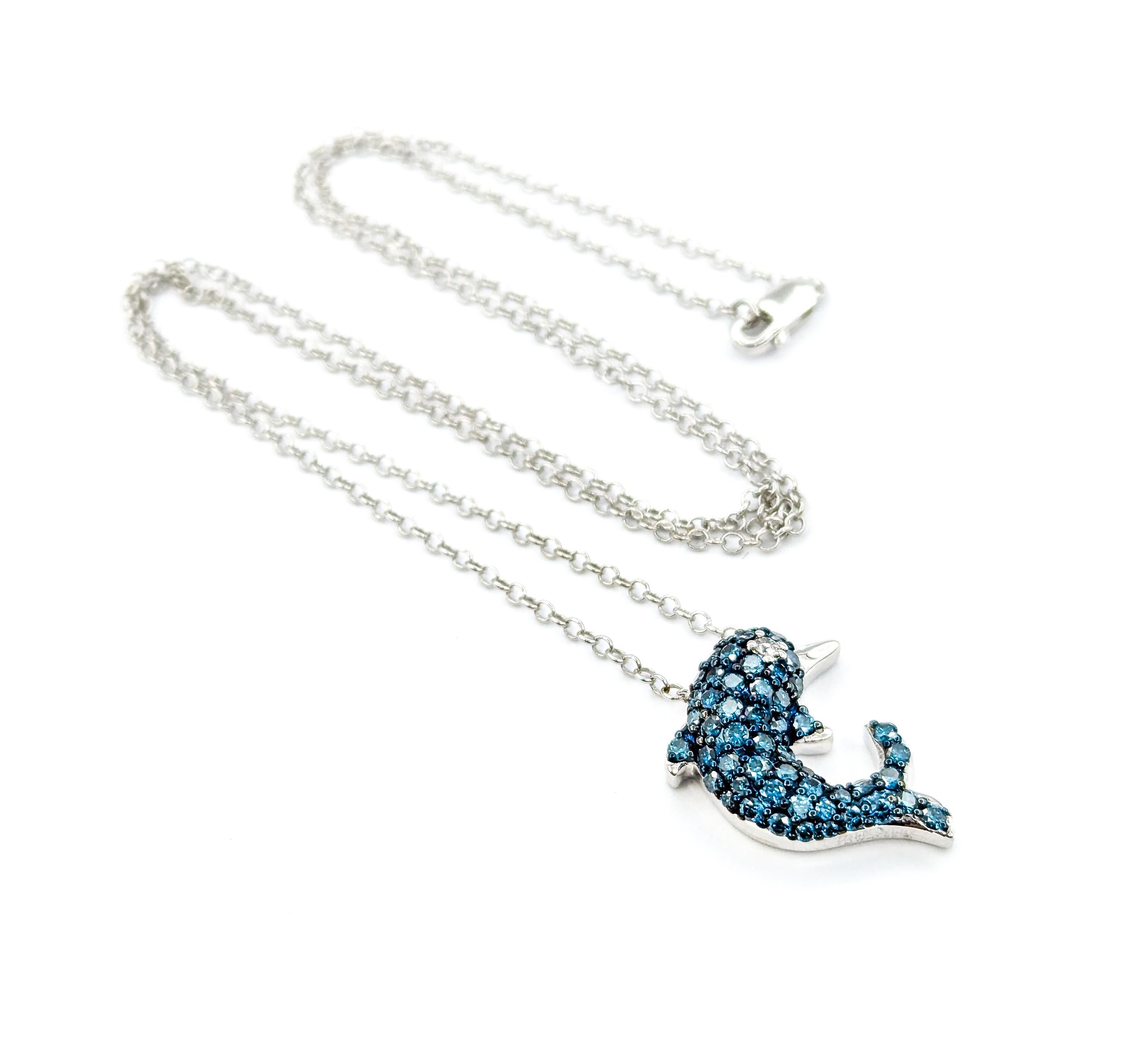 Contemporaneo Ciondolo con delfino in oro bianco e diamanti blu e collana in oro bianco in vendita