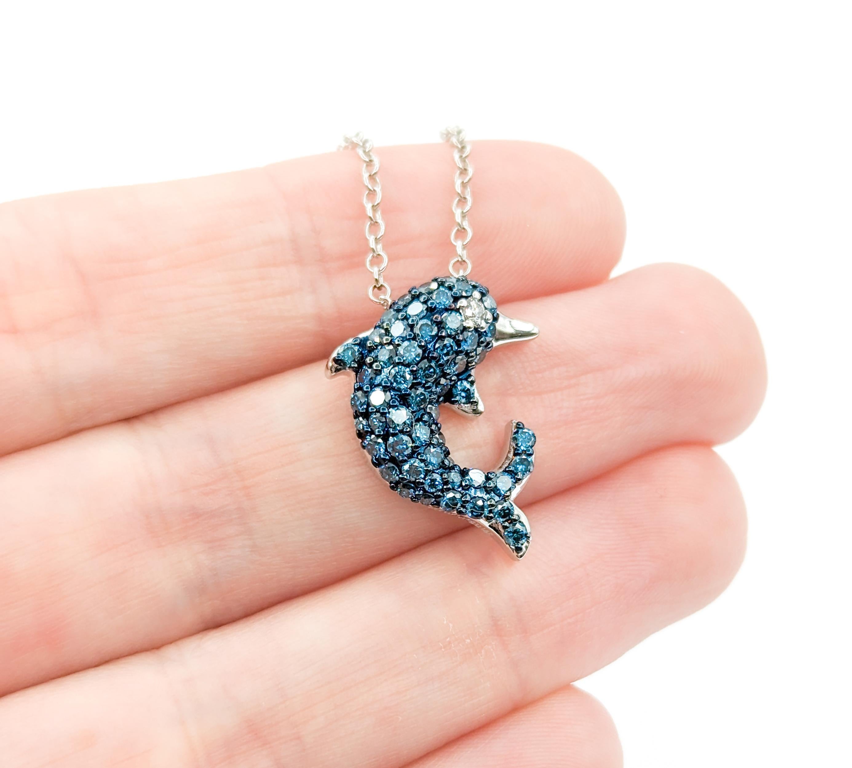 Taglio rotondo Ciondolo con delfino in oro bianco e diamanti blu e collana in oro bianco in vendita