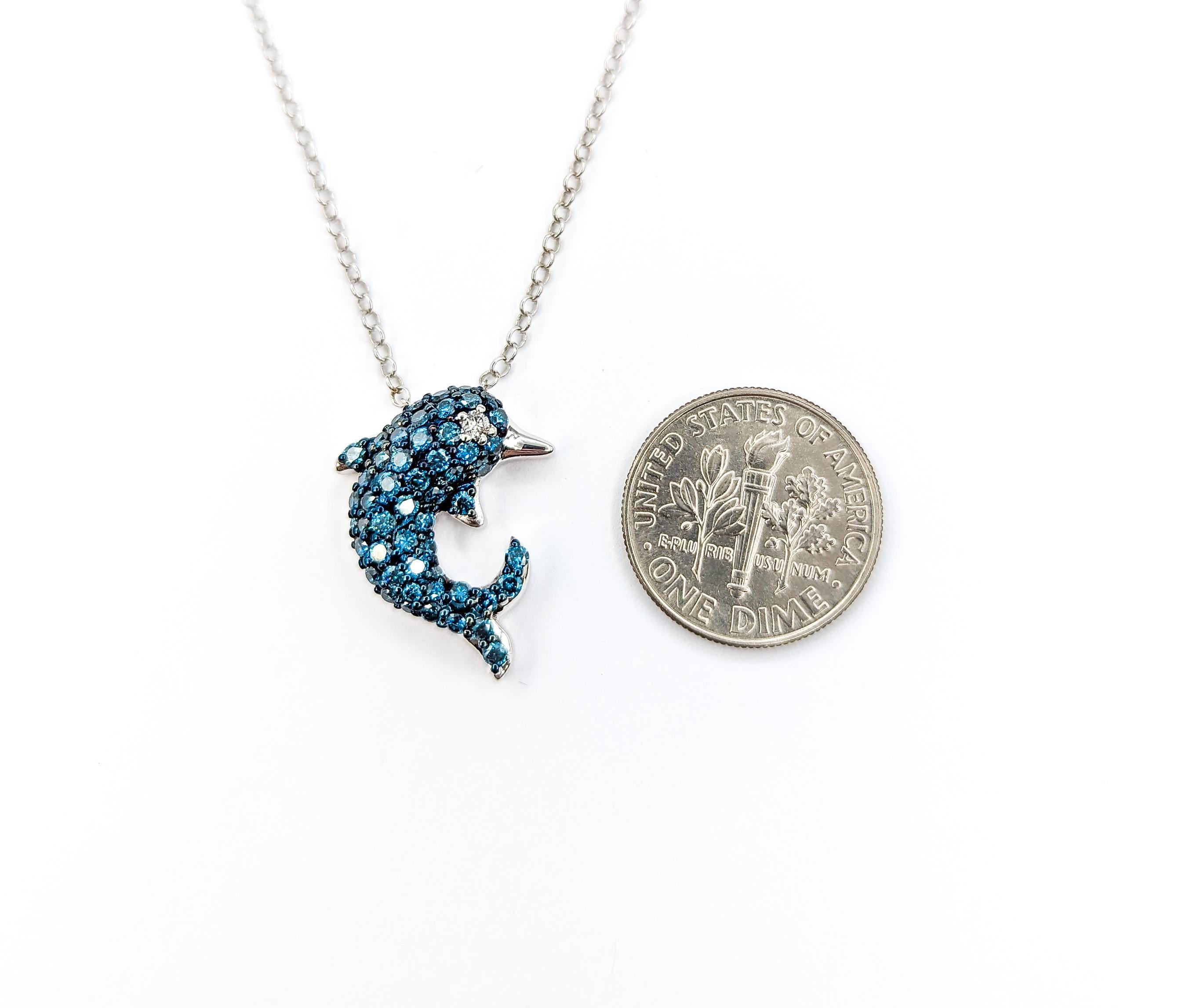 Donna Ciondolo con delfino in oro bianco e diamanti blu e collana in oro bianco in vendita