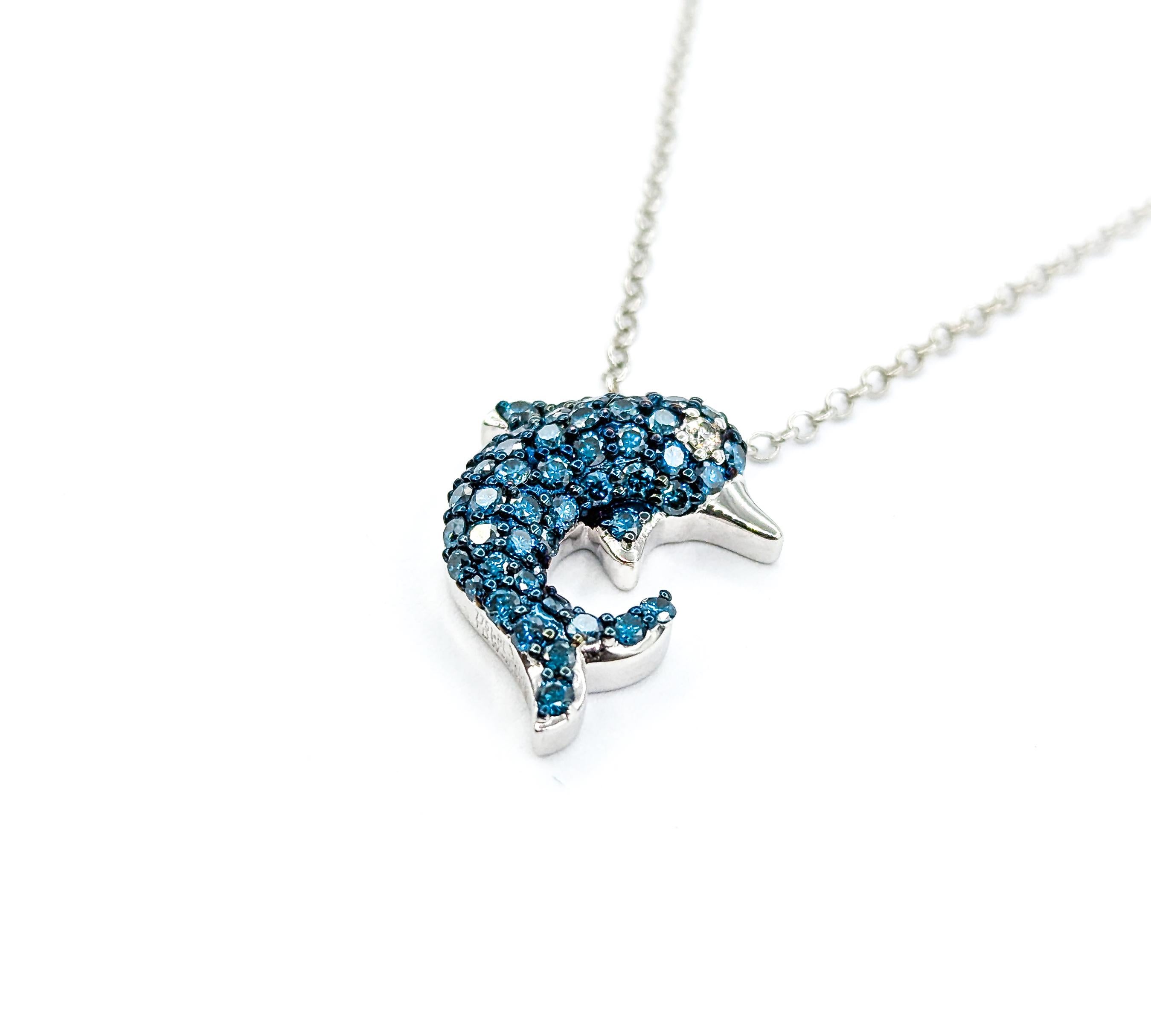 Ciondolo con delfino in oro bianco e diamanti blu e collana in oro bianco in vendita 1