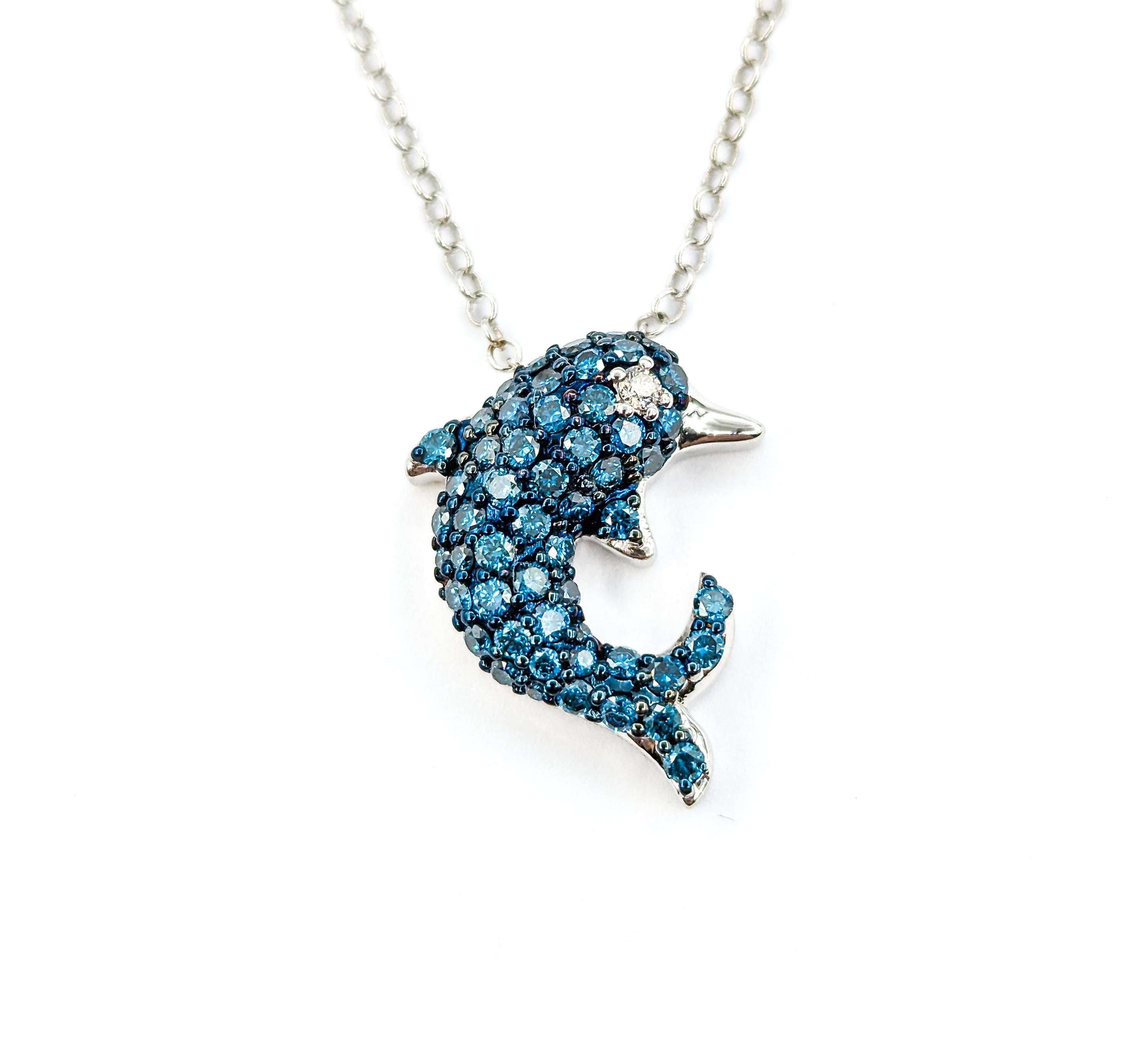 Ciondolo con delfino in oro bianco e diamanti blu e collana in oro bianco in vendita 2