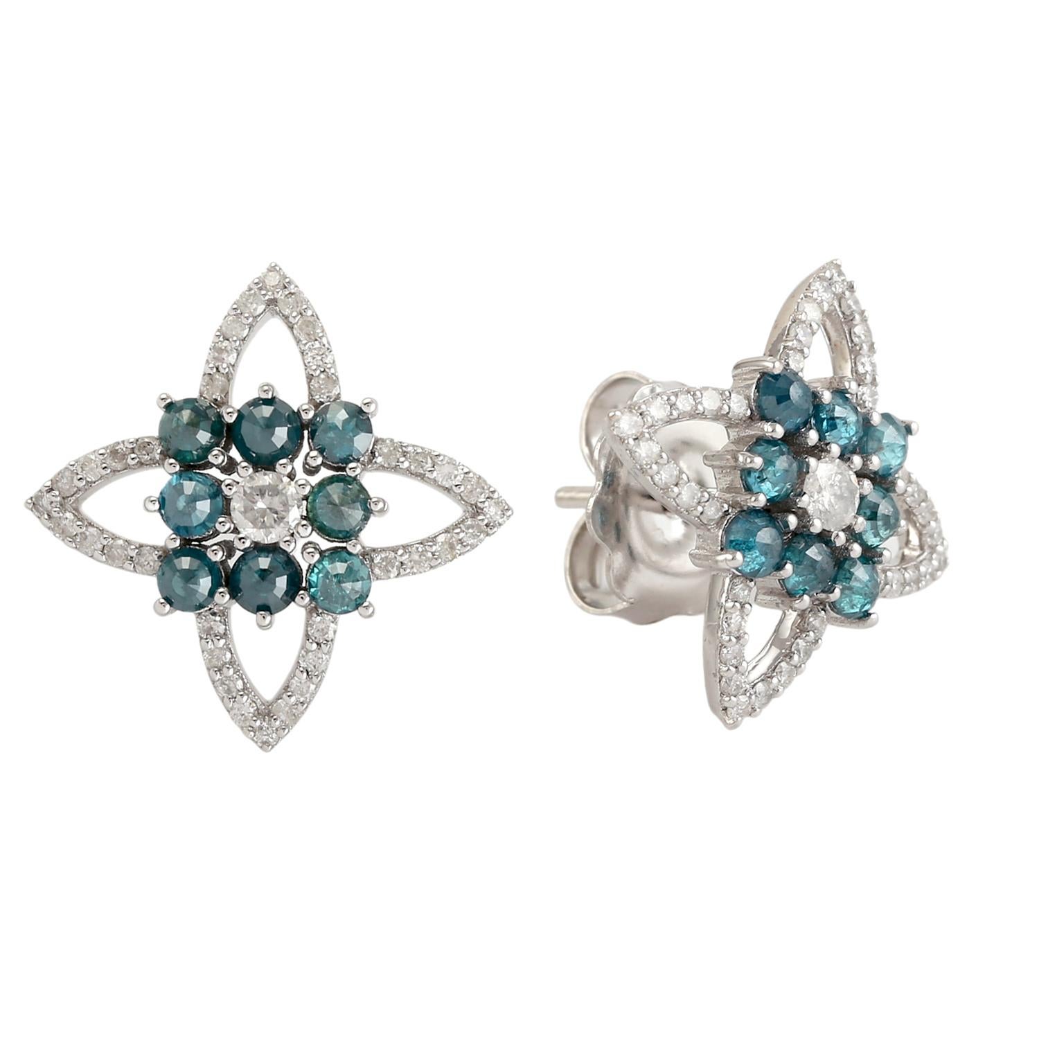 Artigiano Borchie floreali con diamanti bianchi e blu in oro bianco 18 carati in vendita