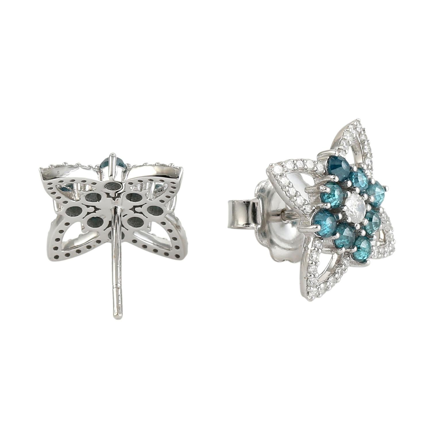 Taglio misto Borchie floreali con diamanti bianchi e blu in oro bianco 18 carati in vendita