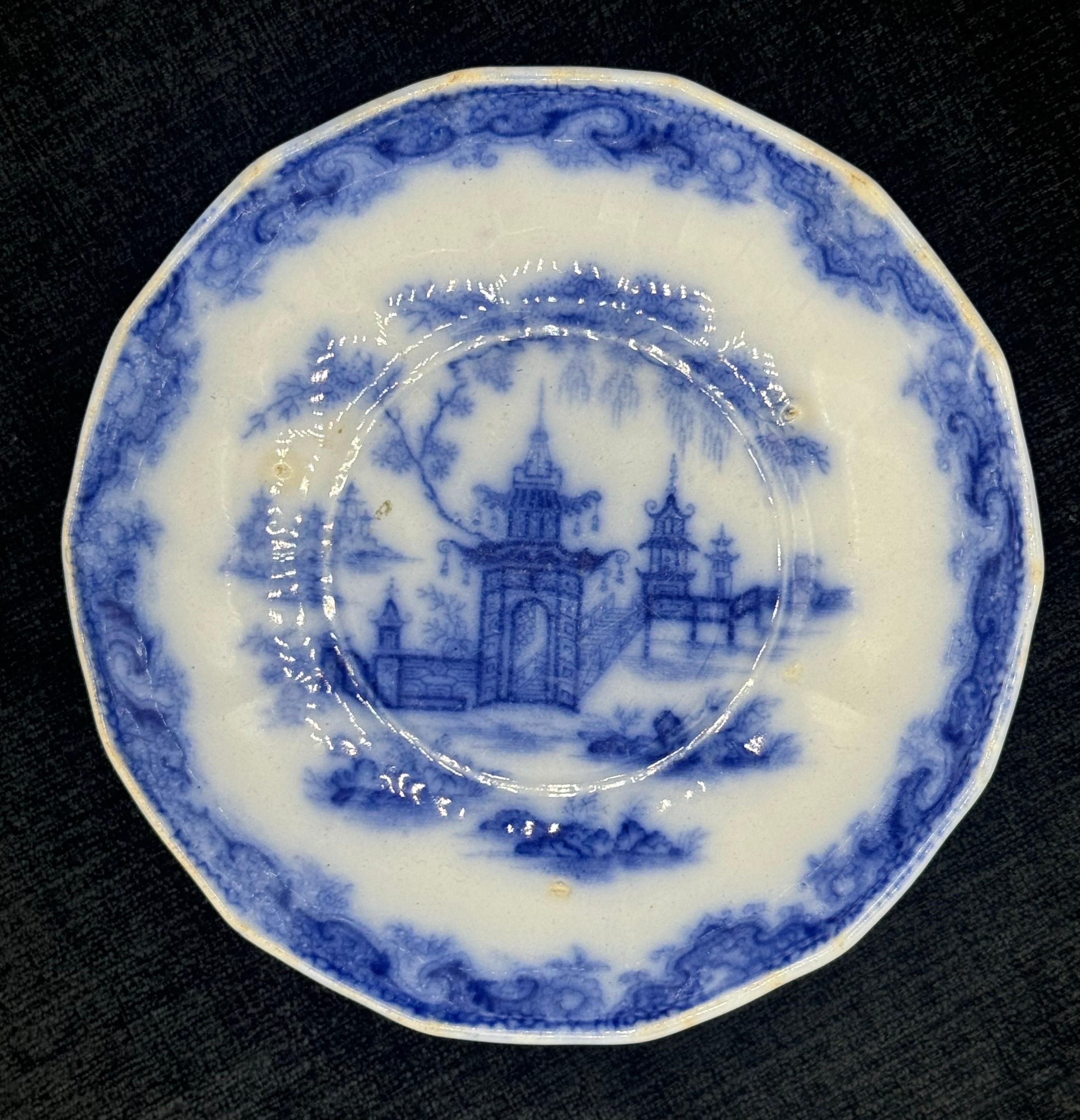 Plato azul y blanco, Staffordshire Patrón inglés Whampoa Impreso por transferencia en Bueno estado para la venta en Huntington, NY