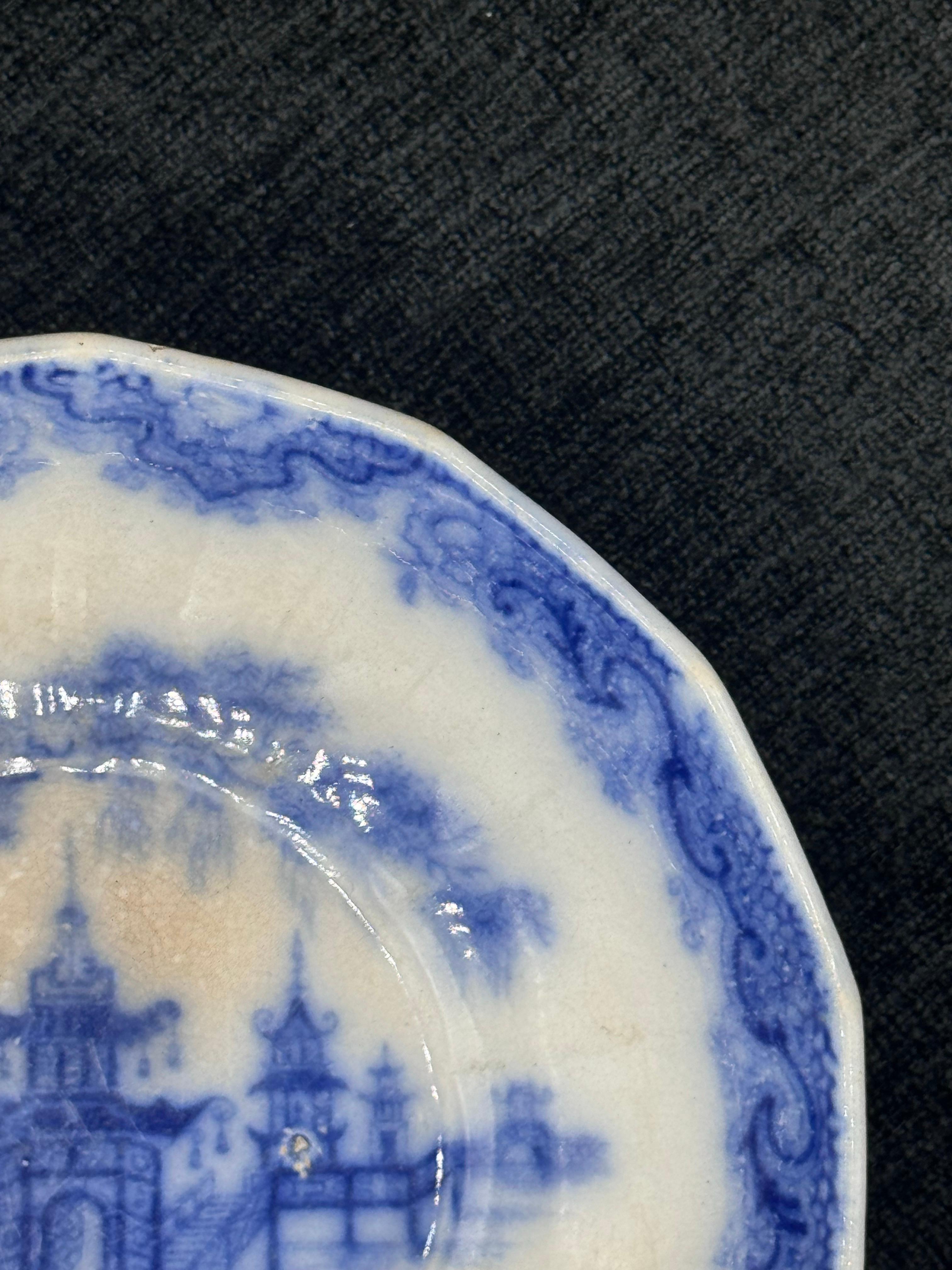 Inglese Piatto blu e bianco Staffordshire modello Whampoa Transferware in vendita