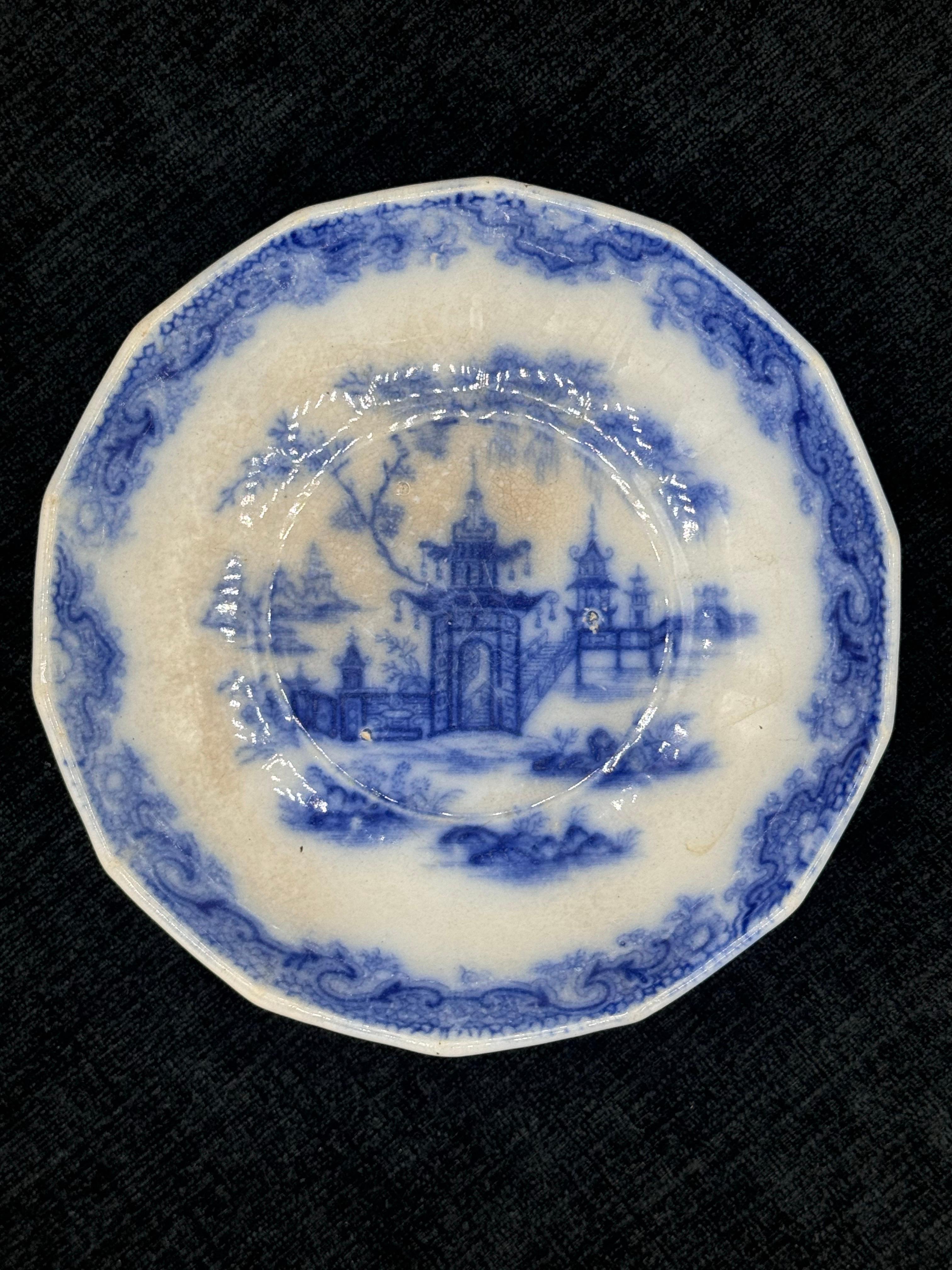 Piatto blu e bianco Staffordshire modello Whampoa Transferware In condizioni buone in vendita a Huntington, NY