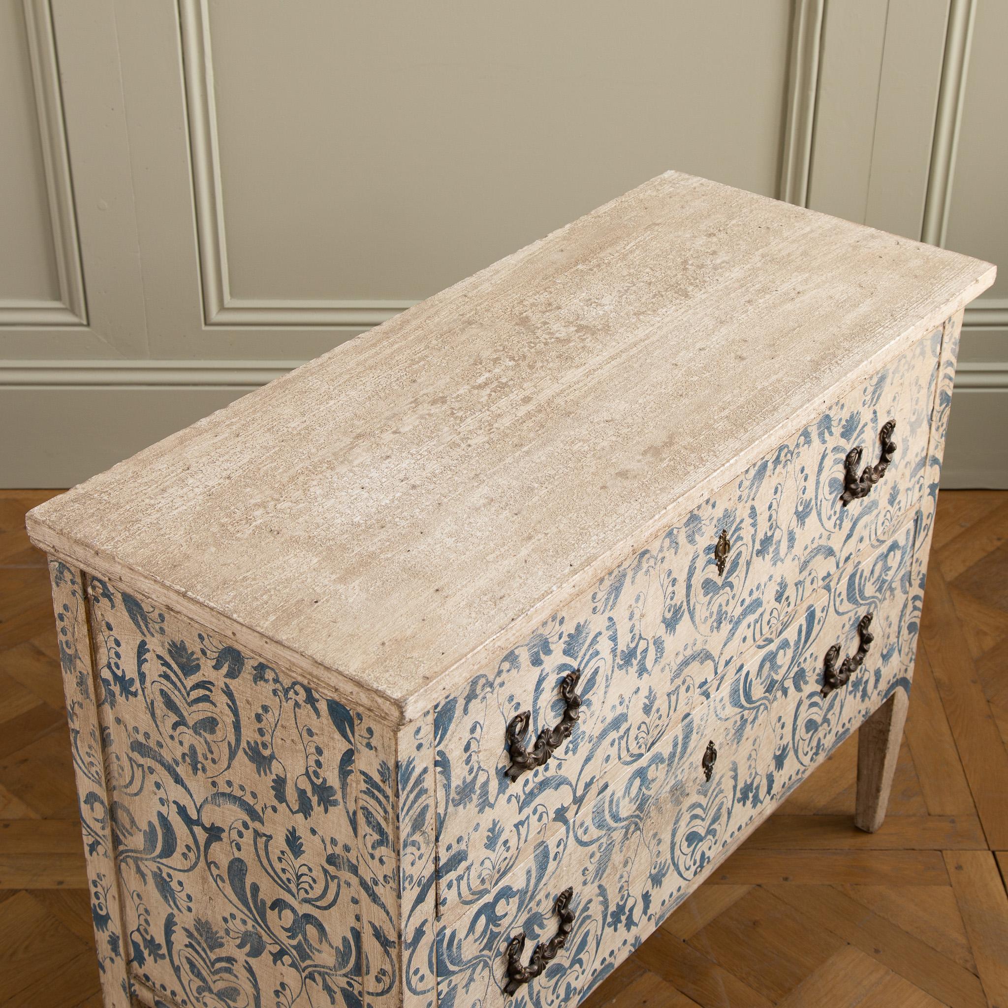 Blue & White Florentine Style Hand Painted Italian Chest Of Drawers/Commode In Good Condition For Sale In London, Park Royal