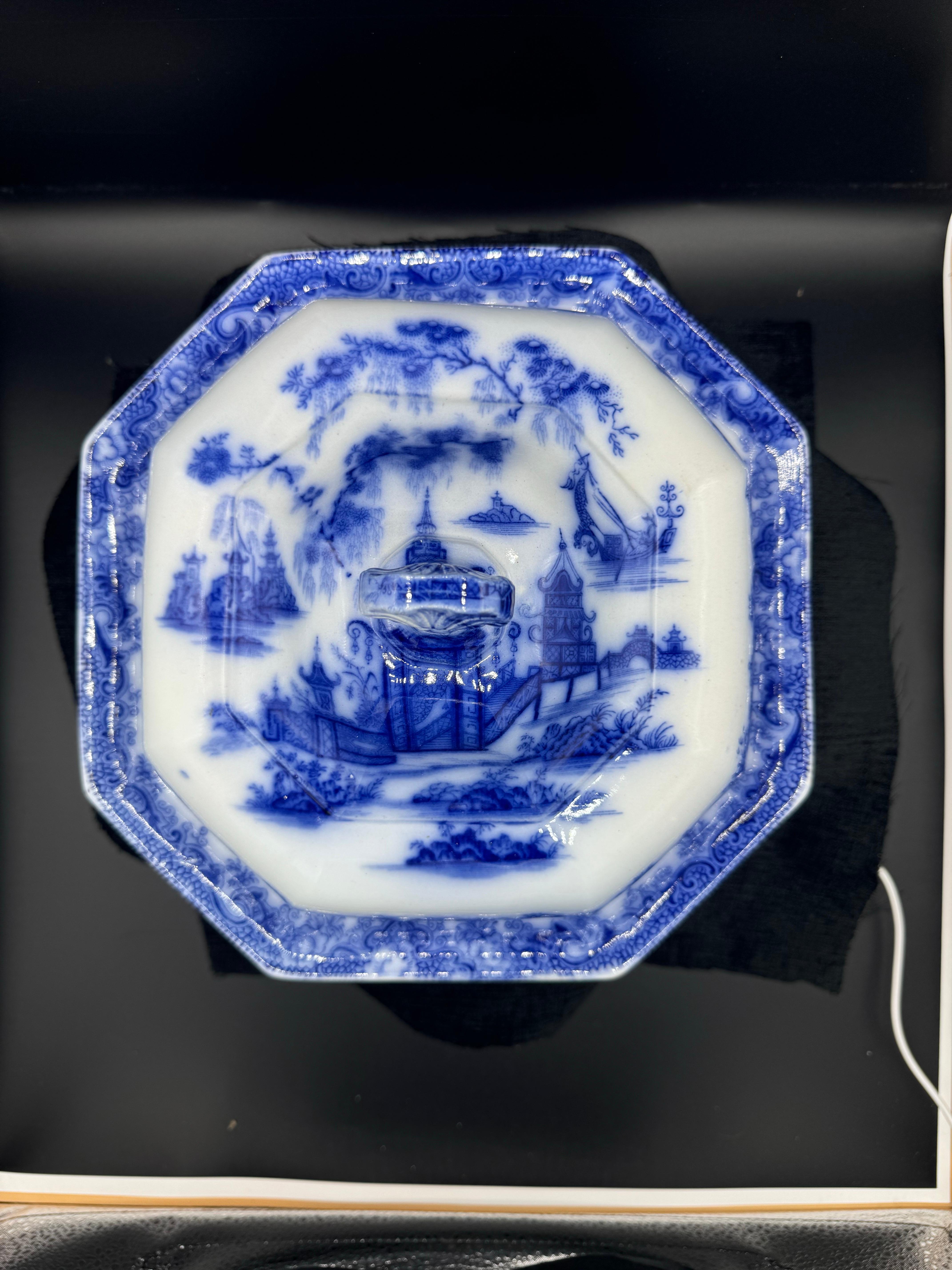 Bol sur pied bleu et blanc avec couvercle à motif « Hampoa Pattern »
Terre de fer