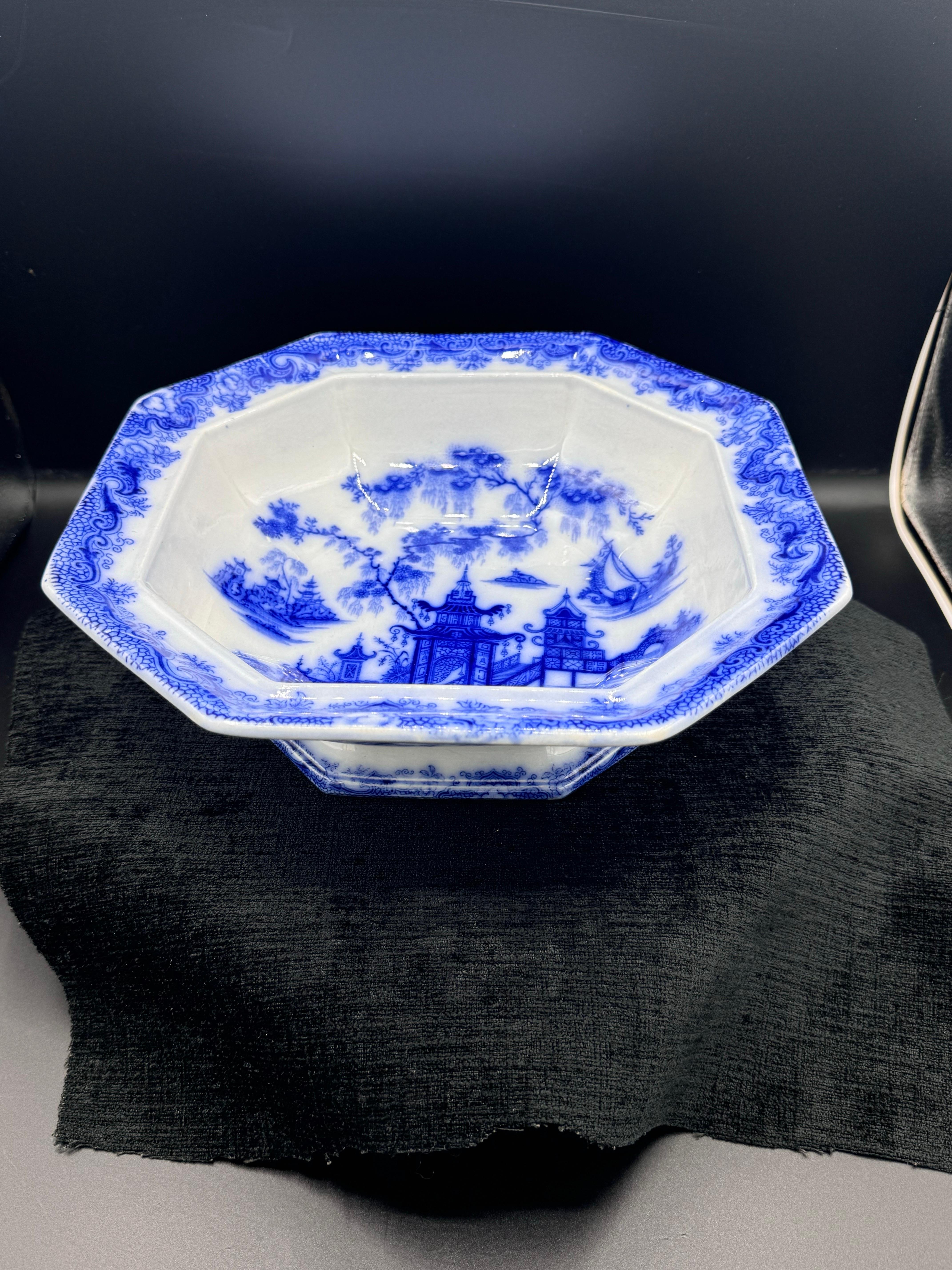 Anglais Bol sur pied bleu et blanc avec couvercle à motif « Hampoa Pattern » en vente