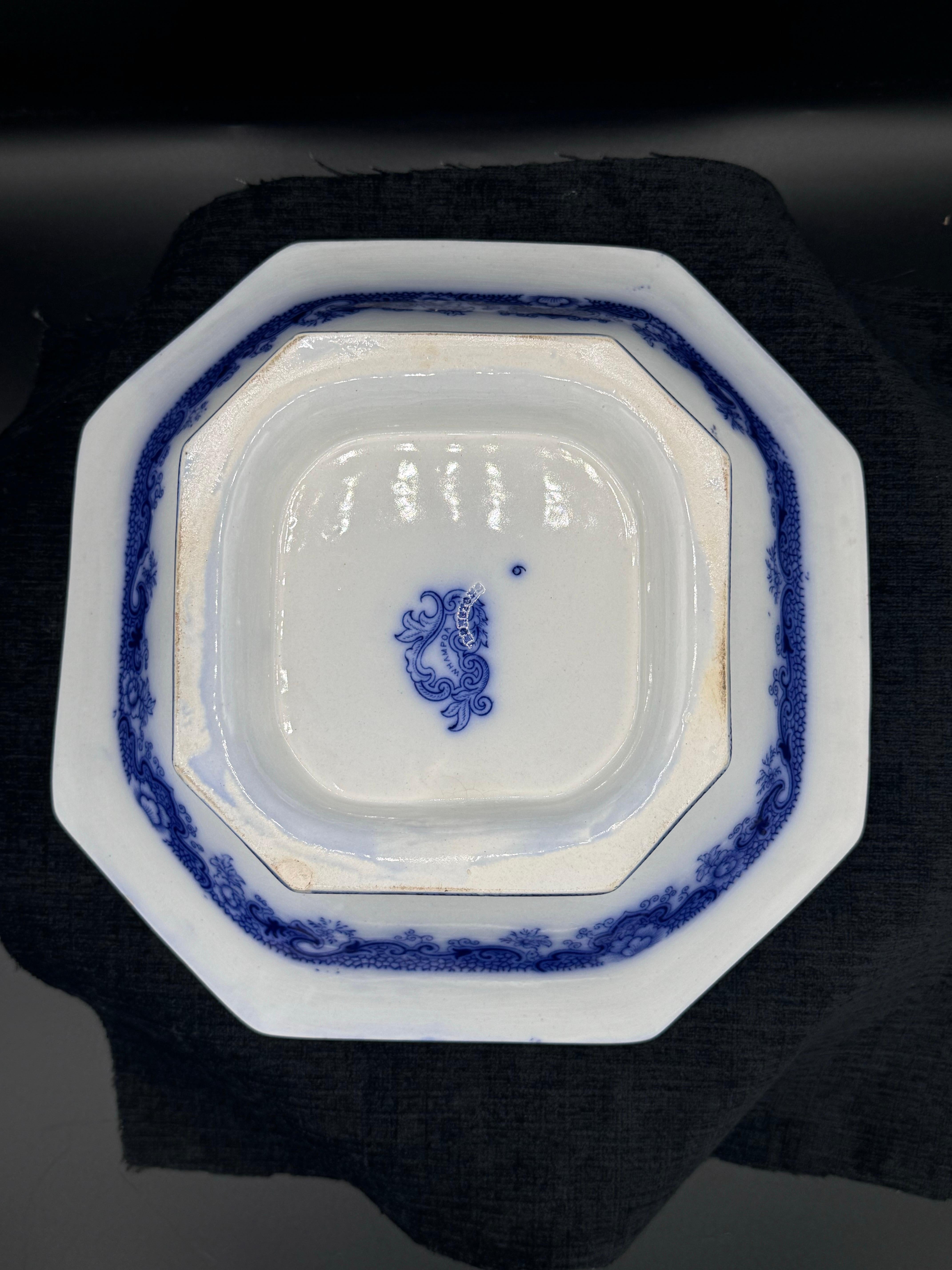 XIXe siècle Bol sur pied bleu et blanc avec couvercle à motif « Hampoa Pattern » en vente