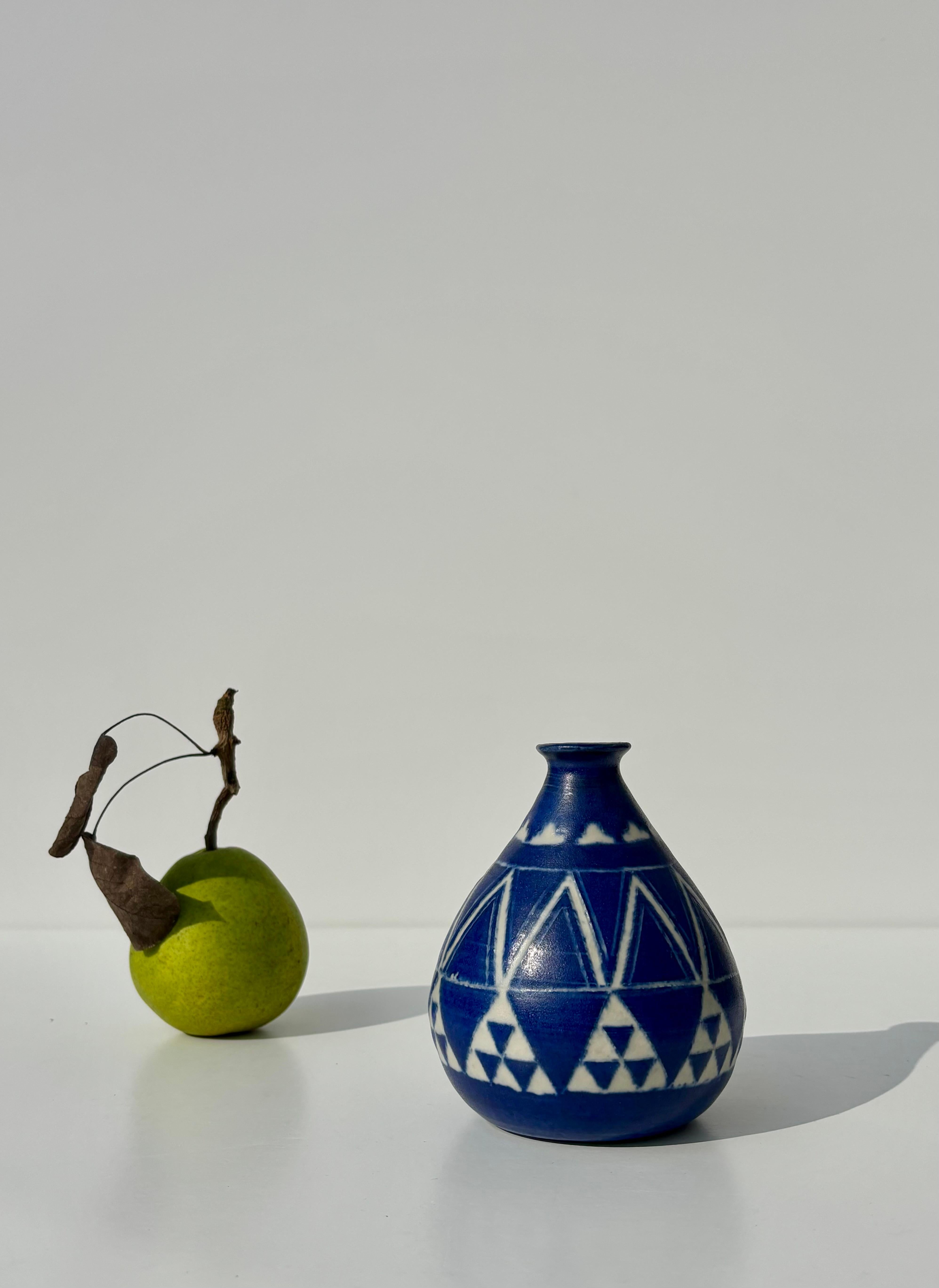 Handmade vintage stoneware vase with symmetrical geometric decorations in matte deep blue and crisp white glaze. Signed and numbered by artist. 
Beautiful vintage condition. 