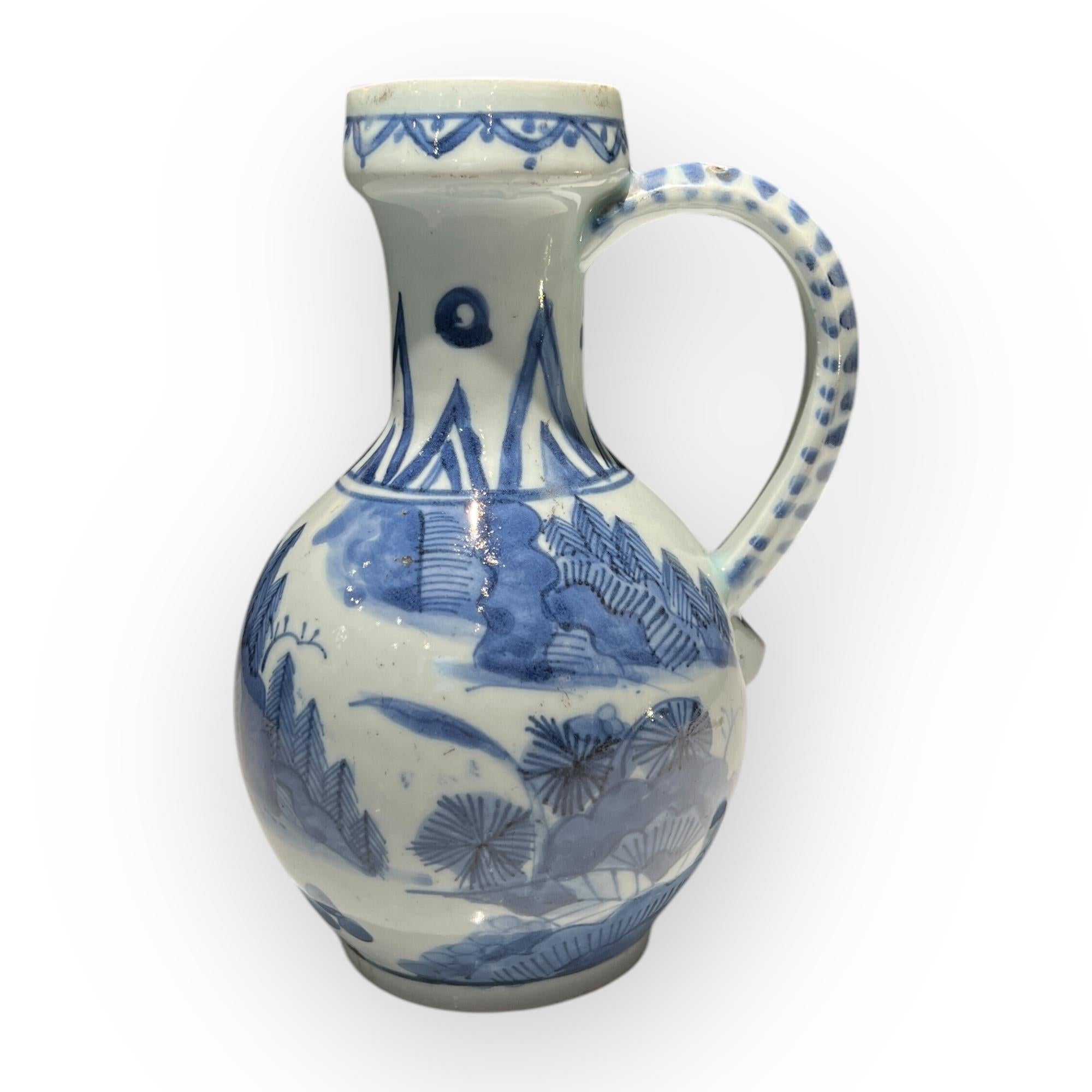 Giapponese Brocca in porcellana giapponese bianca e blu, Arita, Giappone, 1660-1680 circa. in vendita