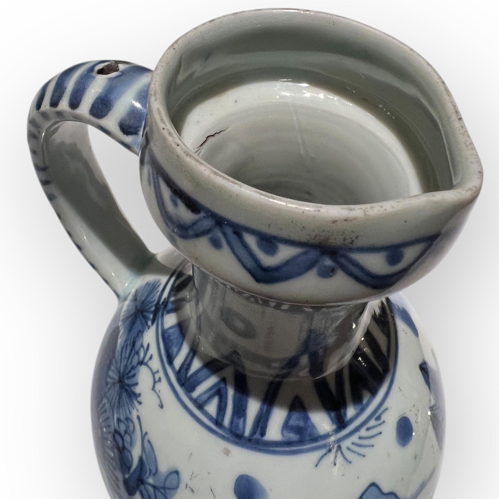 Fino al XVIII secolo Brocca in porcellana giapponese bianca e blu, Arita, Giappone, 1660-1680 circa. in vendita