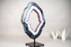 Fetta di geode di agata blu e bianca con druzy di ametista lavanda su supporto