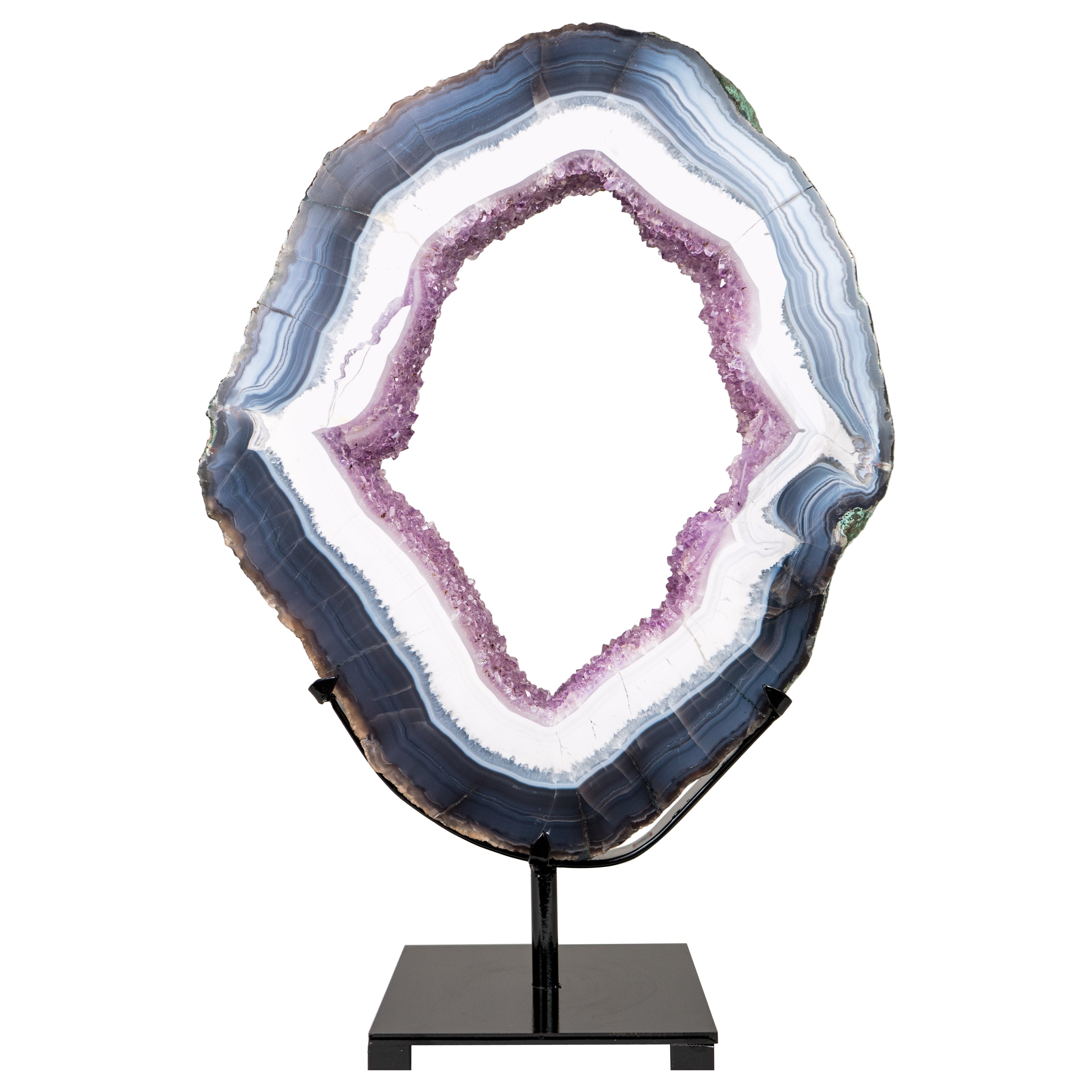 Rodaja de geoda de ágata encaje azul y blanca con drusa amatista lavanda sobre soporte