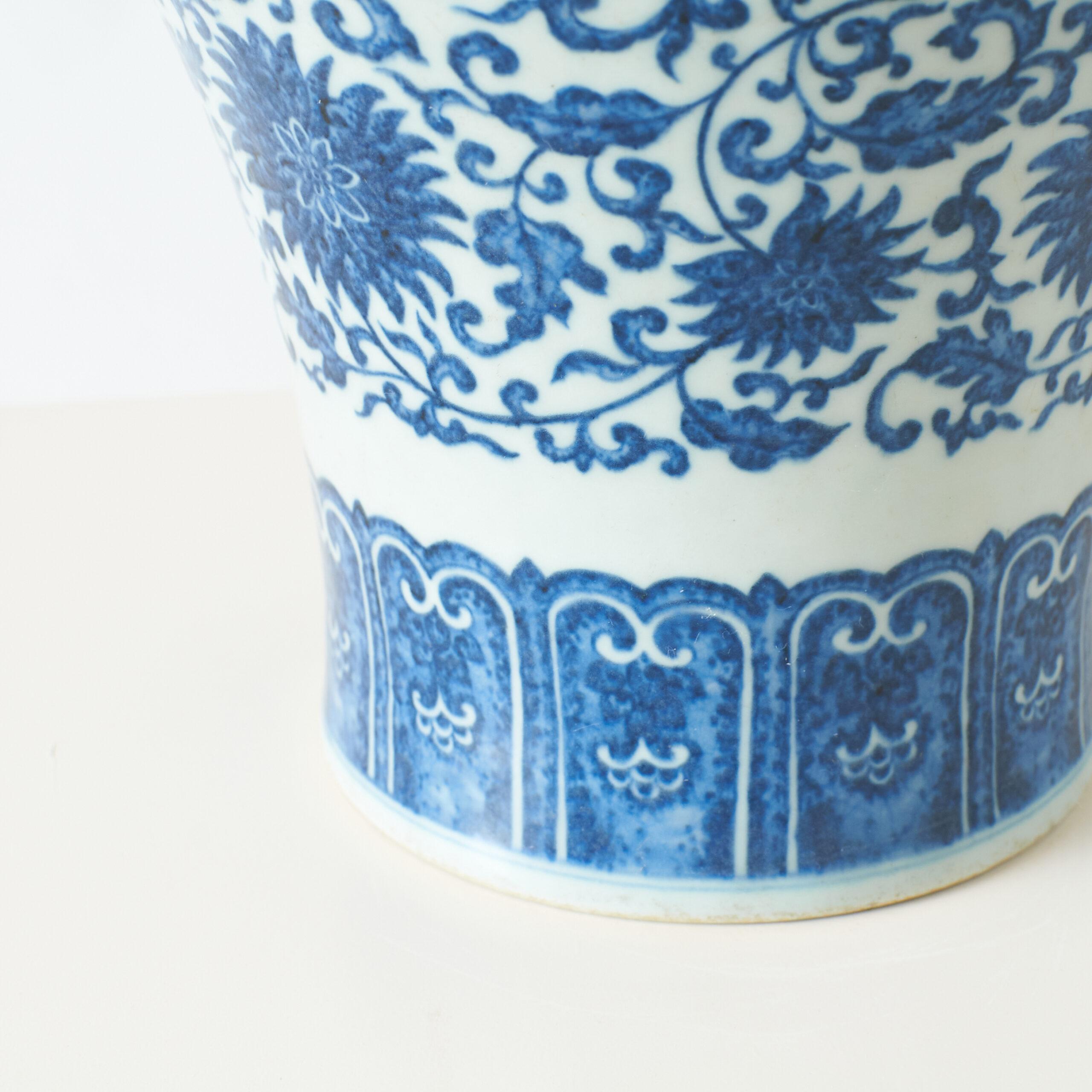 Jarrón Meiping Azul y Blanco con Loto Entrelazado Chino en venta