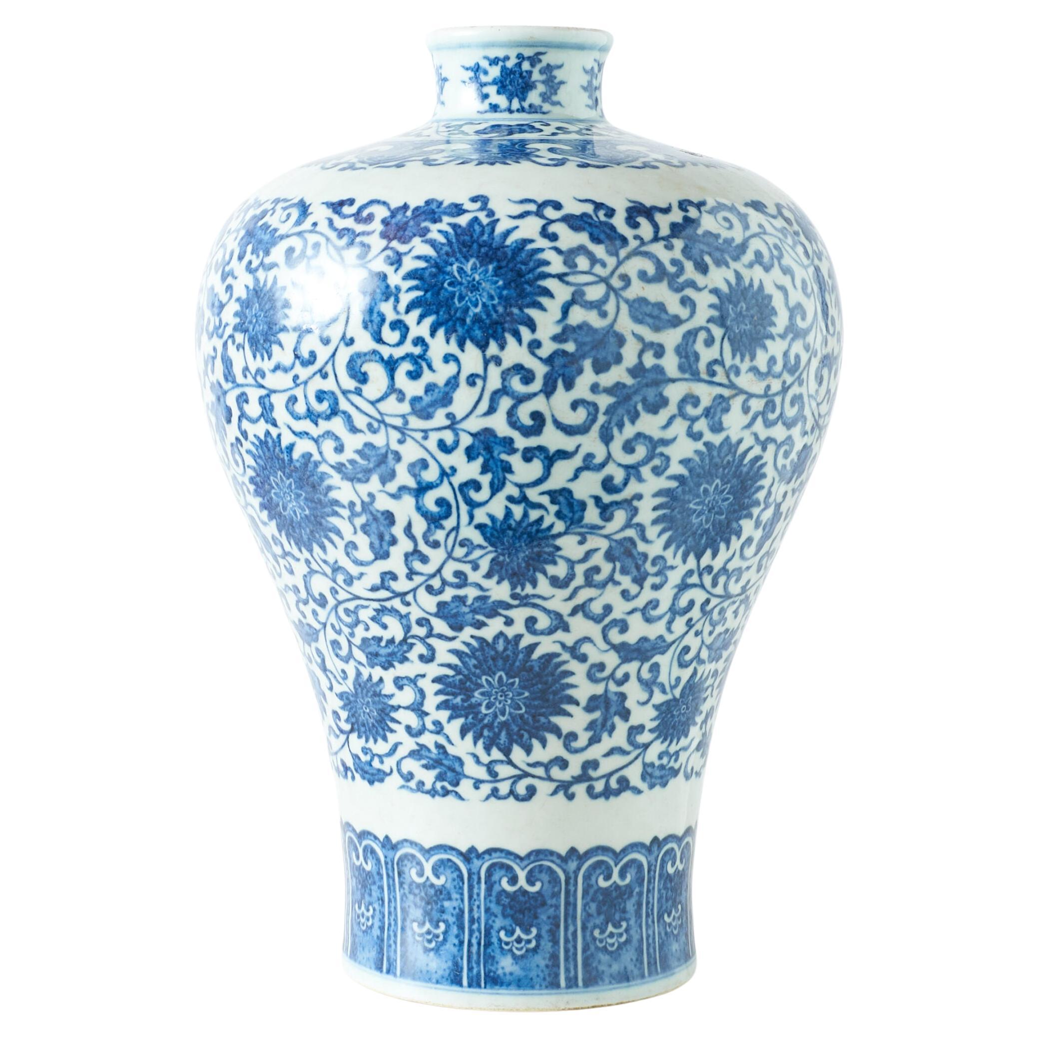 Jarrón Meiping Azul y Blanco con Loto Entrelazado