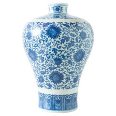 Jarrón Meiping Azul y Blanco con Loto Entrelazado