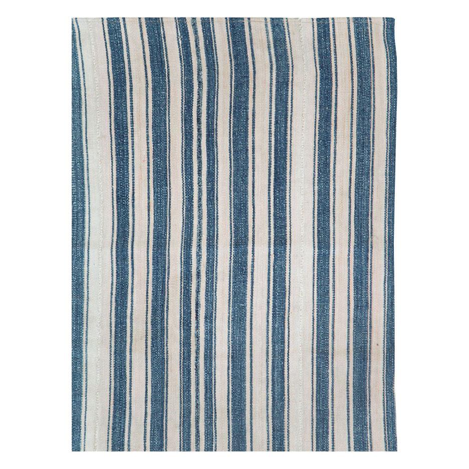 Ein alter persischer Flachgewebe-Kilim-Teppich im quadratischen Format aus der Mitte des 20. Jahrhunderts in blauen und weißen Farbtönen.

Maße: 6' 11