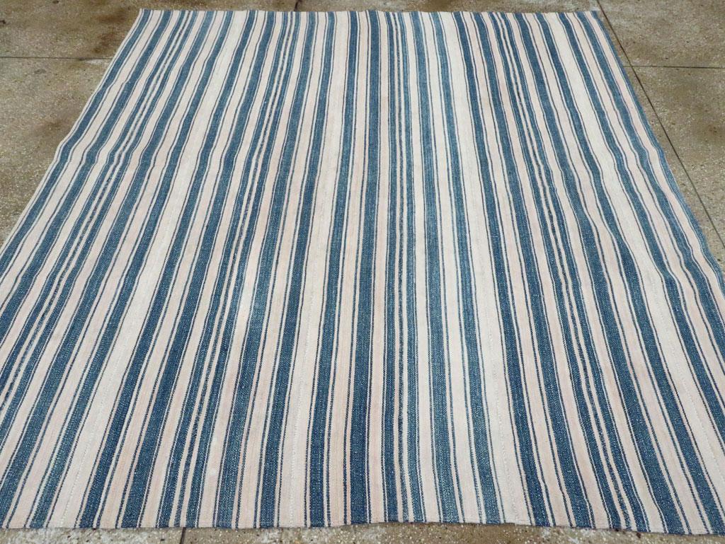 Blauer und weißer handgefertigter persischer flachgewebter Kelim-Akzentteppich in Blau und Weiß aus der Mitte des 20. Jahrhunderts (Moderne) im Angebot