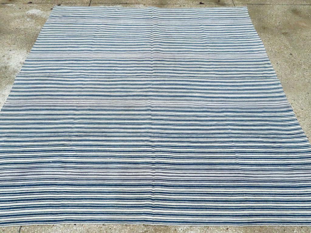 Blauer und weißer handgefertigter persischer flachgewebter Kelim-Akzentteppich in Blau und Weiß aus der Mitte des 20. Jahrhunderts (Moderne) im Angebot