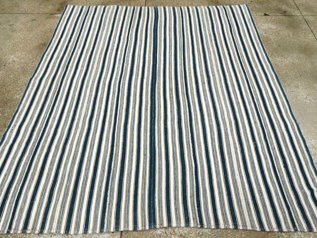 Blau & Weiß Mitte des 20. Jahrhunderts Handgefertigt Persisch Flachgewebe Kilim Quadratisch Akzentteppich (Moderne) im Angebot