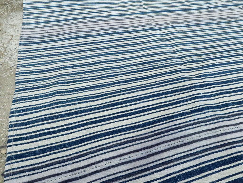 Blauer und weißer handgefertigter persischer flachgewebter Kelim-Akzentteppich in Blau und Weiß aus der Mitte des 20. Jahrhunderts (Persisch) im Angebot