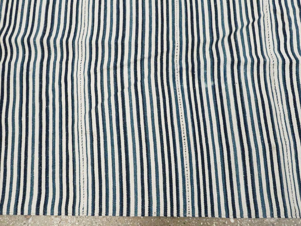 Blauer und weißer handgefertigter persischer flachgewebter Kelim-Akzentteppich in Blau und Weiß aus der Mitte des 20. Jahrhunderts (Handgewebt) im Angebot