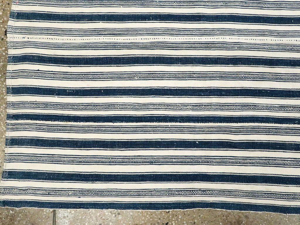 Blau & Weiß Mitte des 20. Jahrhunderts Handgefertigt Persisch Flachgewebe Kilim Quadratisch Akzentteppich (Wolle) im Angebot