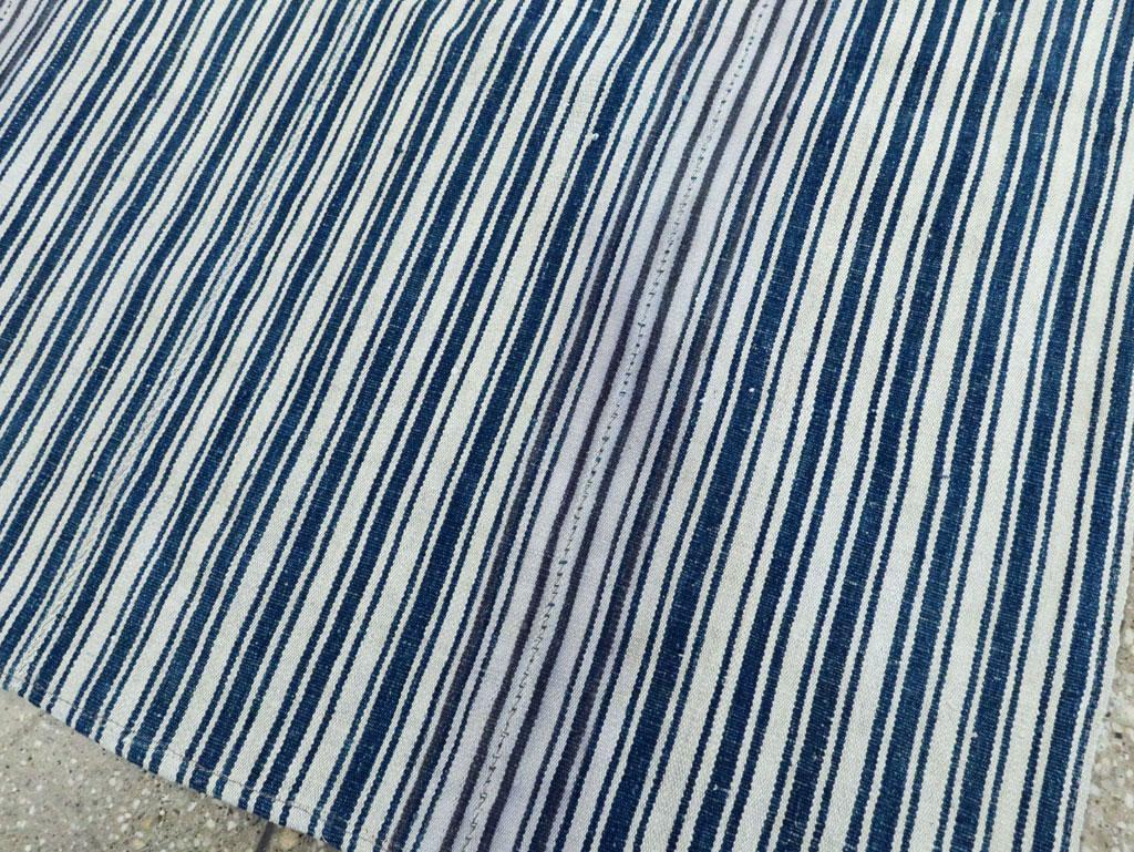 Blauer und weißer handgefertigter persischer flachgewebter Kelim-Akzentteppich in Blau und Weiß aus der Mitte des 20. Jahrhunderts (Wolle) im Angebot