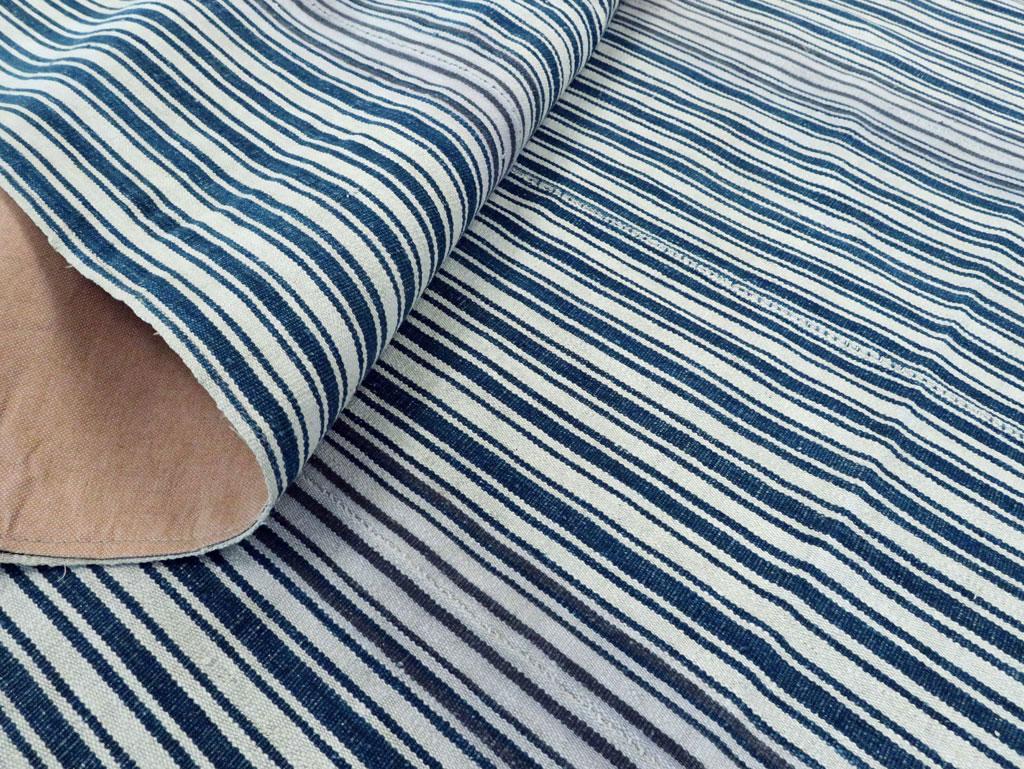 Blauer und weißer handgefertigter persischer flachgewebter Kelim-Akzentteppich in Blau und Weiß aus der Mitte des 20. Jahrhunderts im Angebot 1