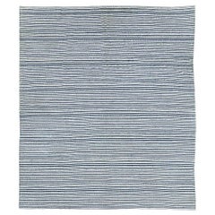 Tapis Kilim carré d'appoint bleu et blanc du milieu du 20e siècle, fait à la main, tissé à plat, de style persan