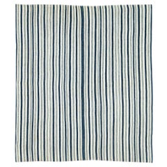 Tapis d'appoint Kilim bleu et blanc fait à la main au milieu du 20ème siècle