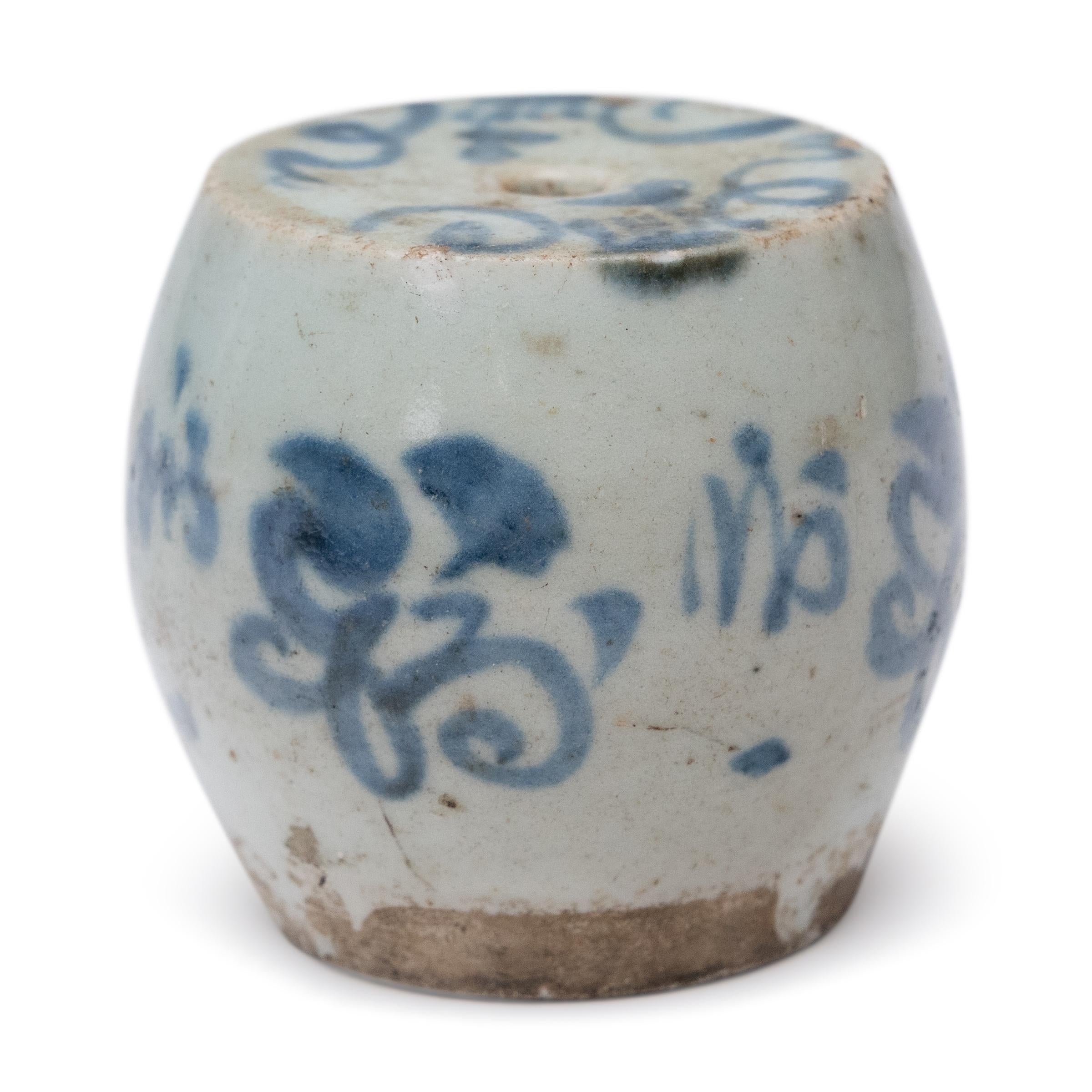 Ce petit objet en porcelaine est un poids de balance de la fin de la dynastie Ming (1368-1644), un contrepoids dense pour une balance de table utilisée par les marchands pour répartir les épices, l'opium ou d'autres marchandises de valeur. Sculpté