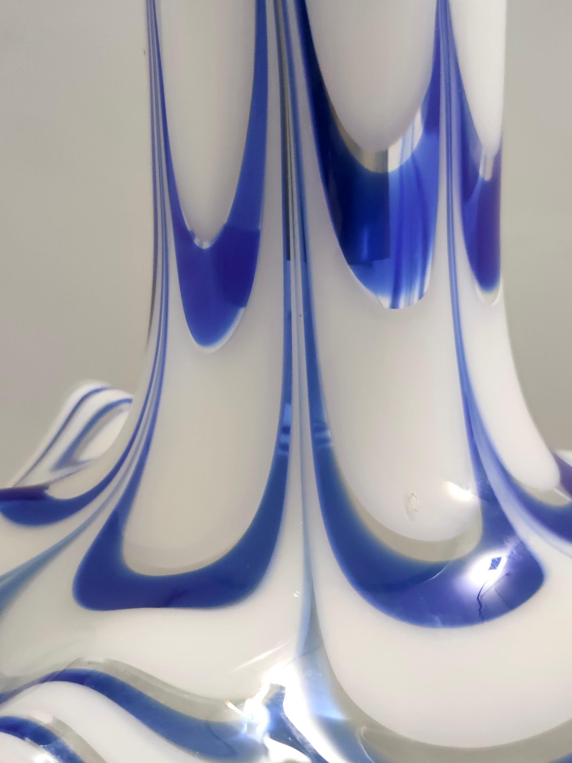 Pendentif cloche en verre de Murano bleu et blanc attribué à Mazzega, Italie, 1970 en vente 3