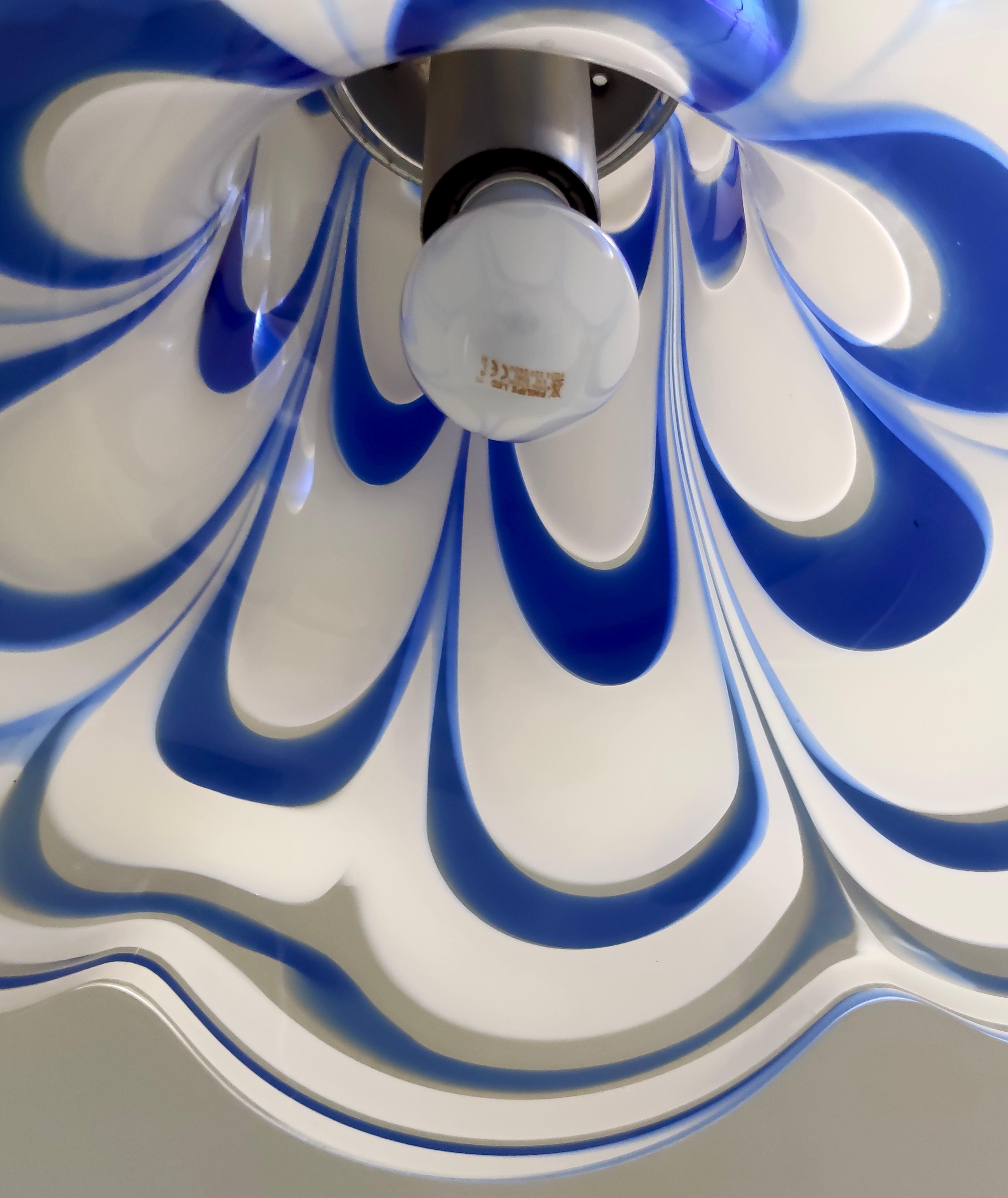 Pendentif cloche en verre de Murano bleu et blanc attribué à Mazzega, Italie, 1970 en vente 4